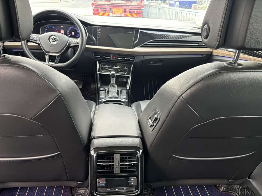 Volkswagen Passat 2021 car image #21