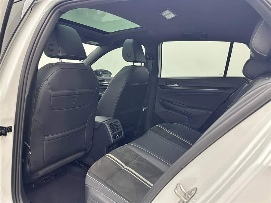 Volkswagen Golf 2020 car image #21