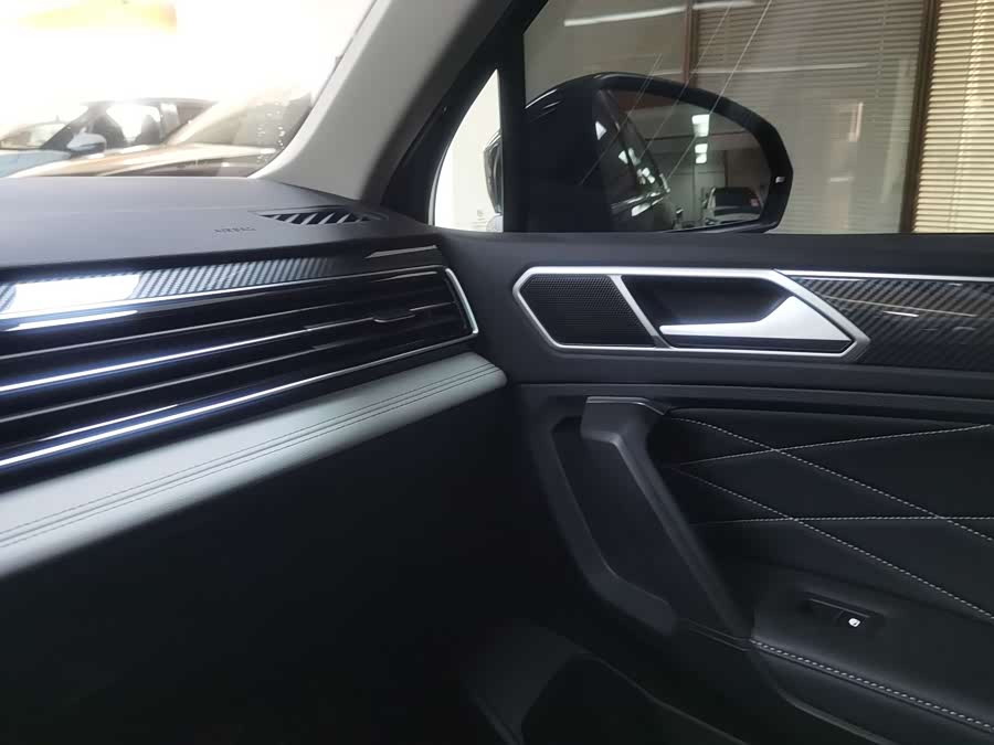 Volkswagen Tiguan L 2023 car image #21