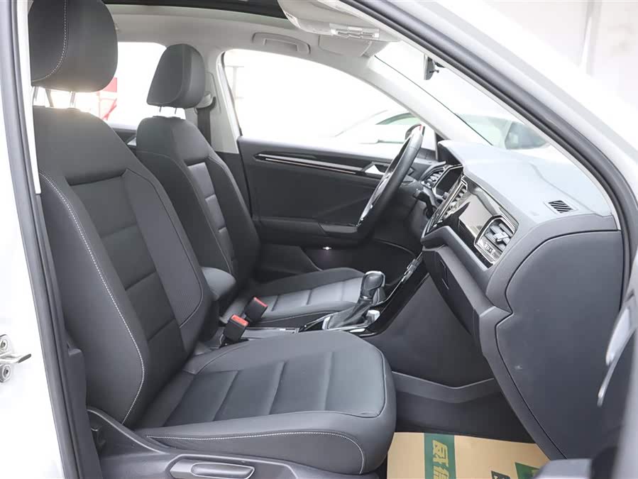 Volkswagen T-Roc 2020 car image #21