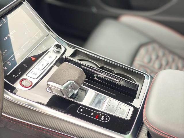 Audi RS Q8 car image #21