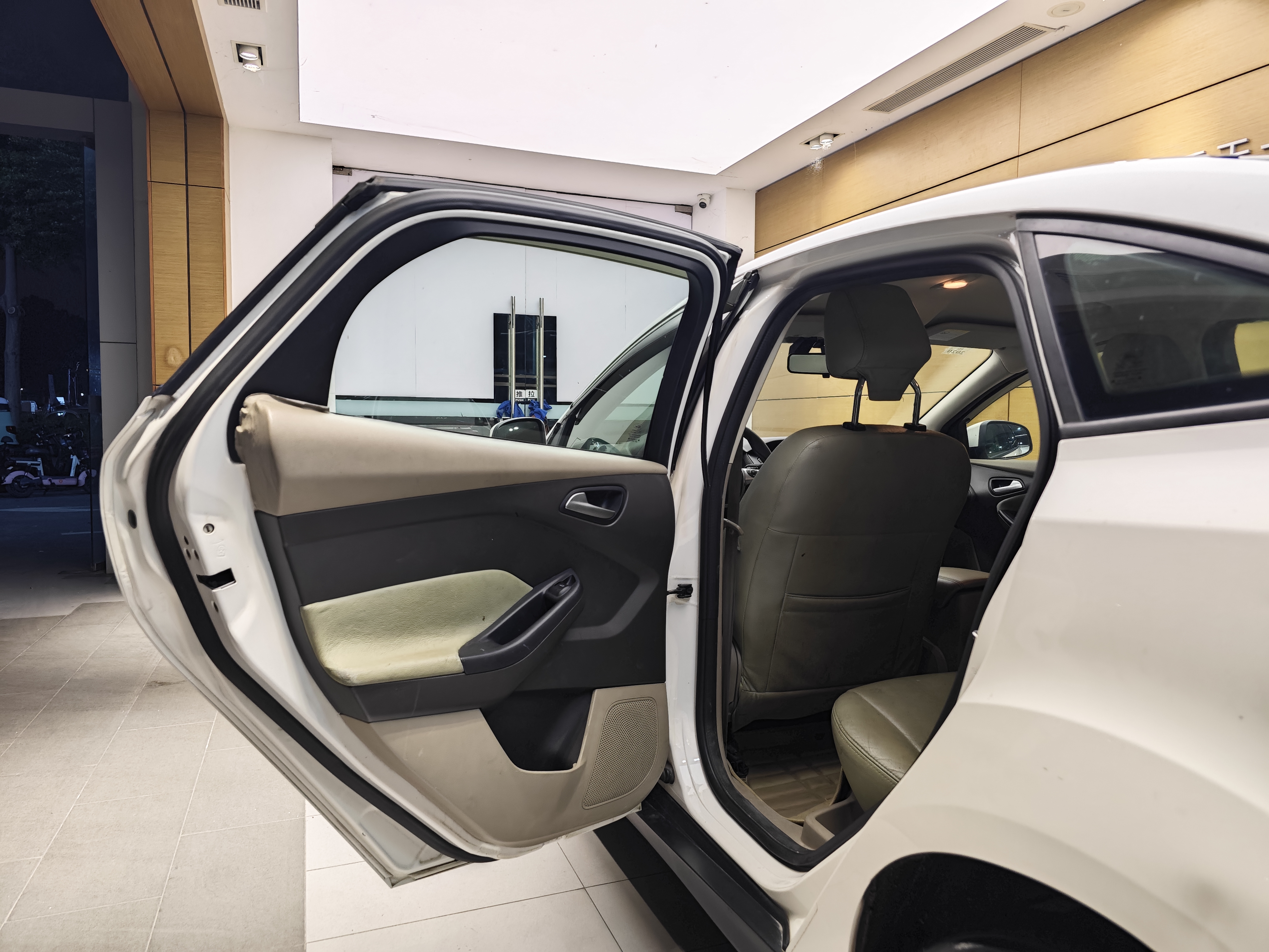 Ford Focus 2014 immagine di auto #21