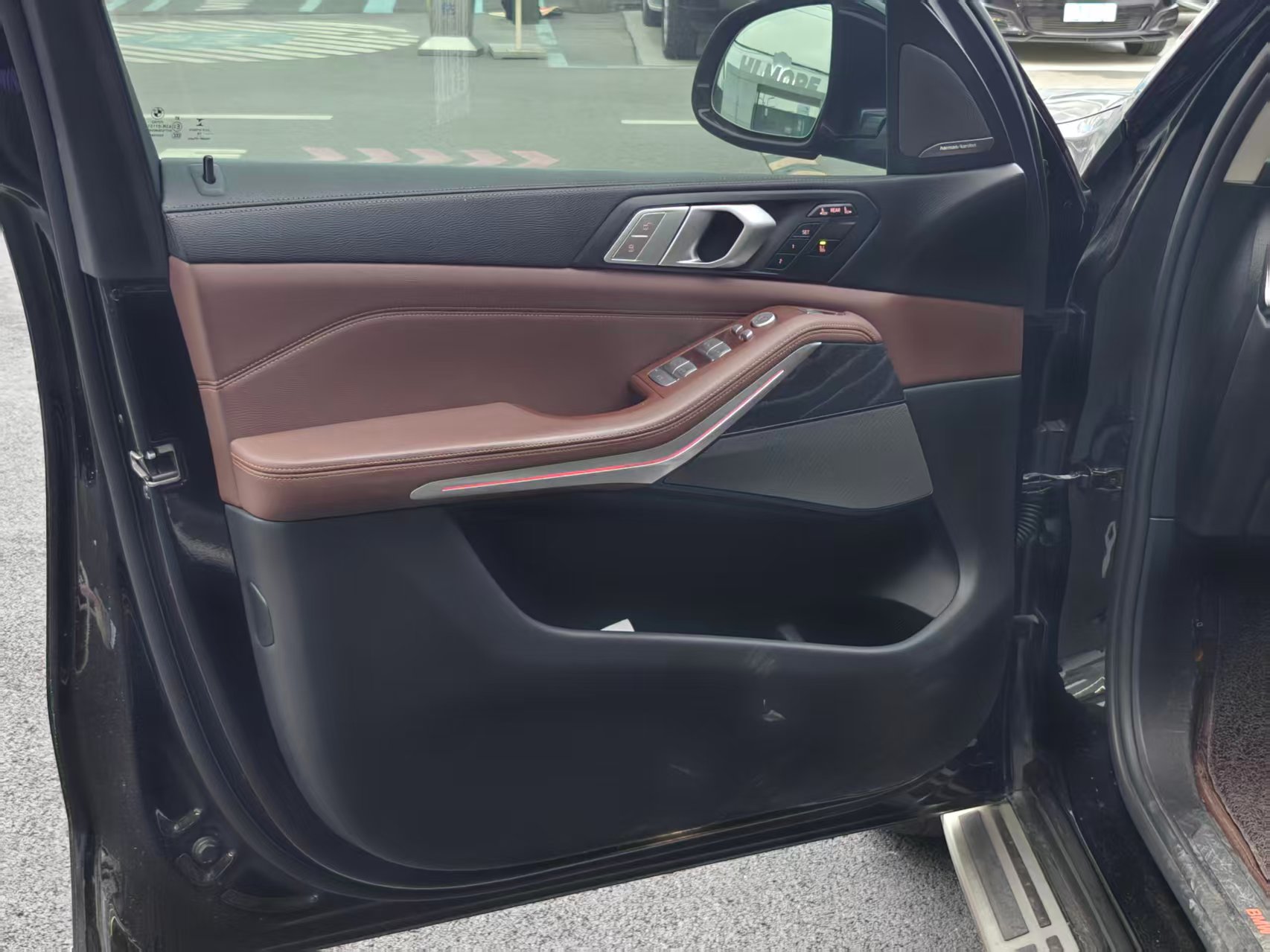 BMW X7 M60i 2019 car image #21