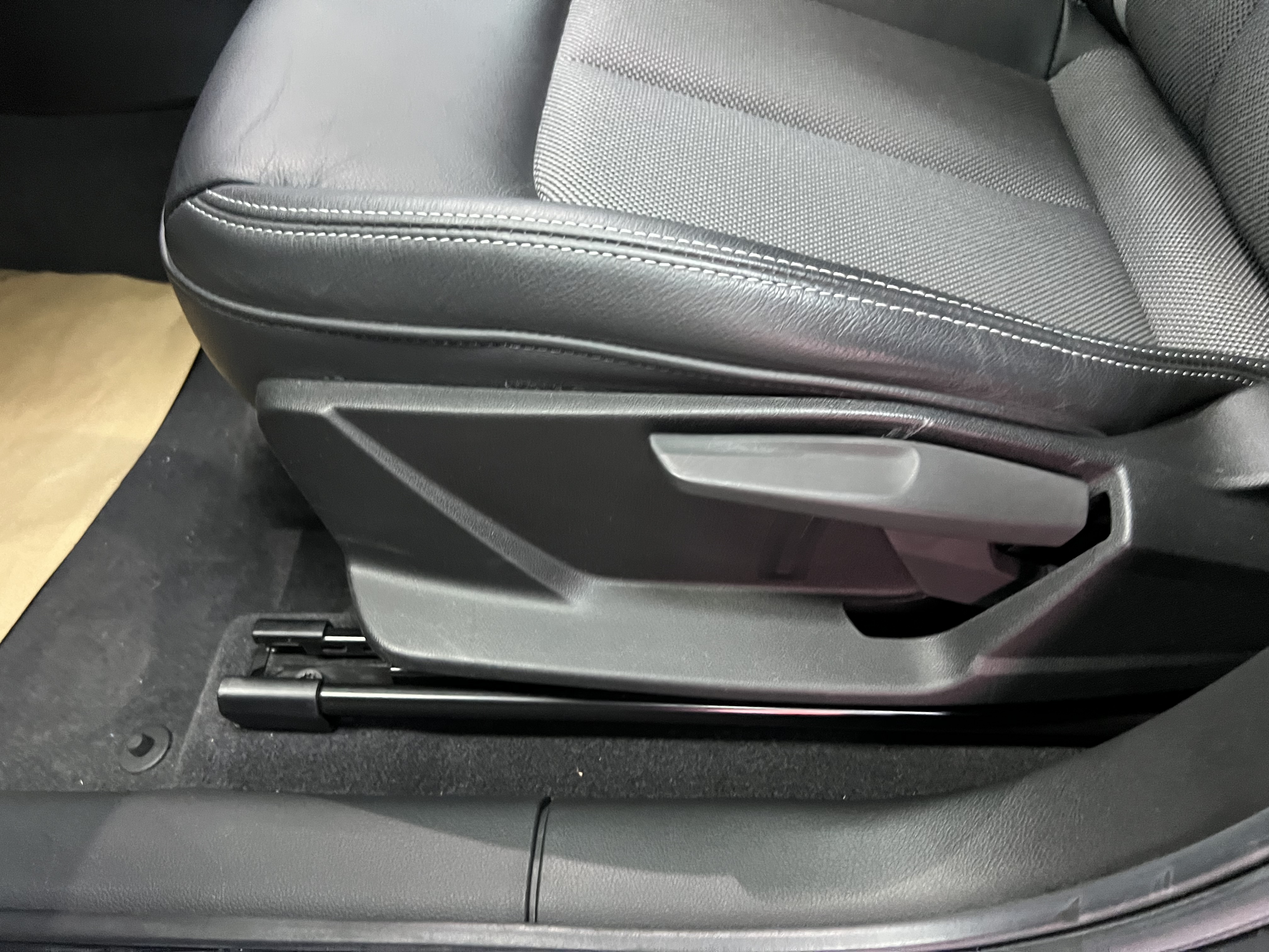 Audi Q2L e-tron 2021 car image #21