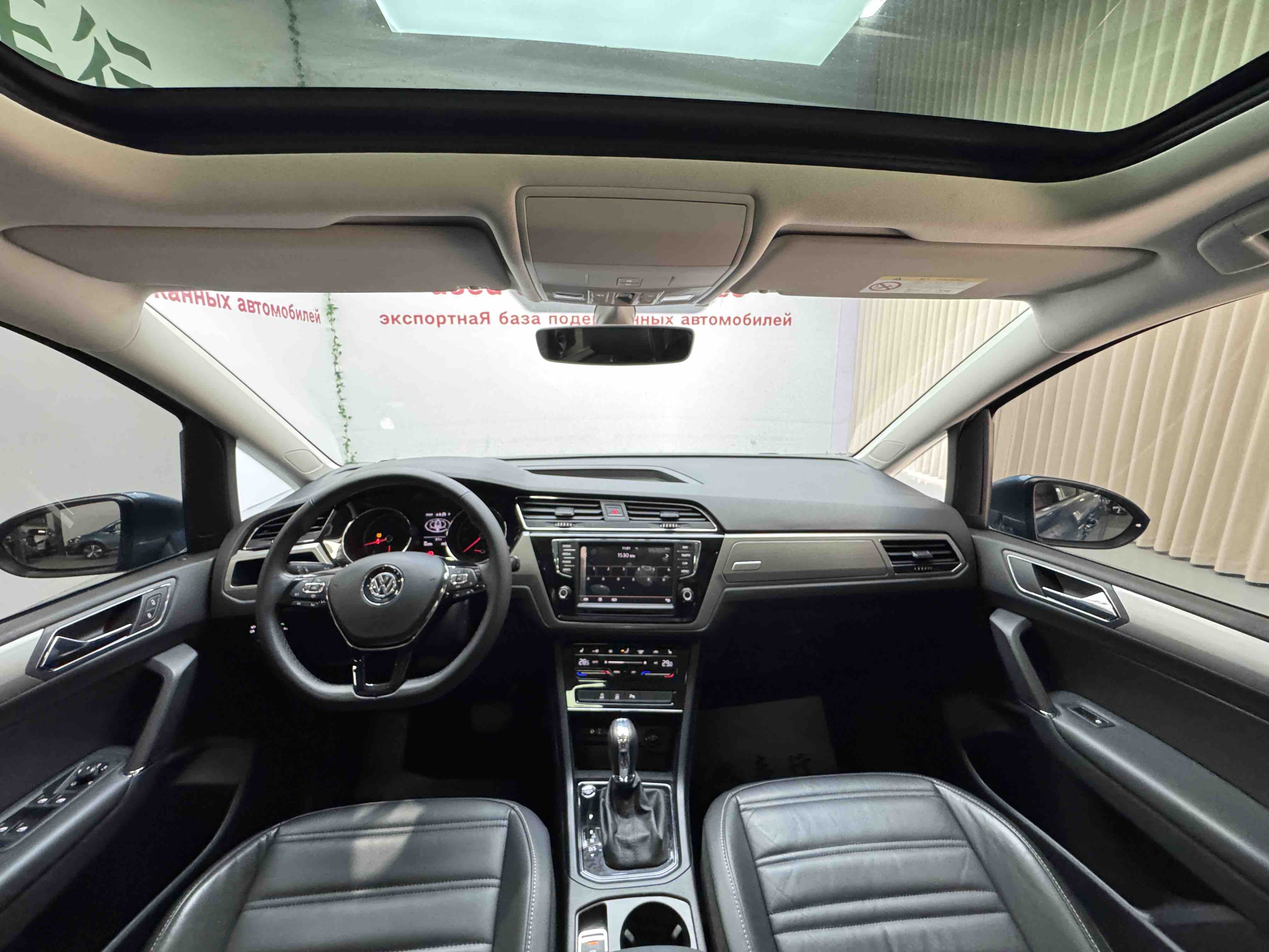 Volkswagen Touran 2021 car image #21