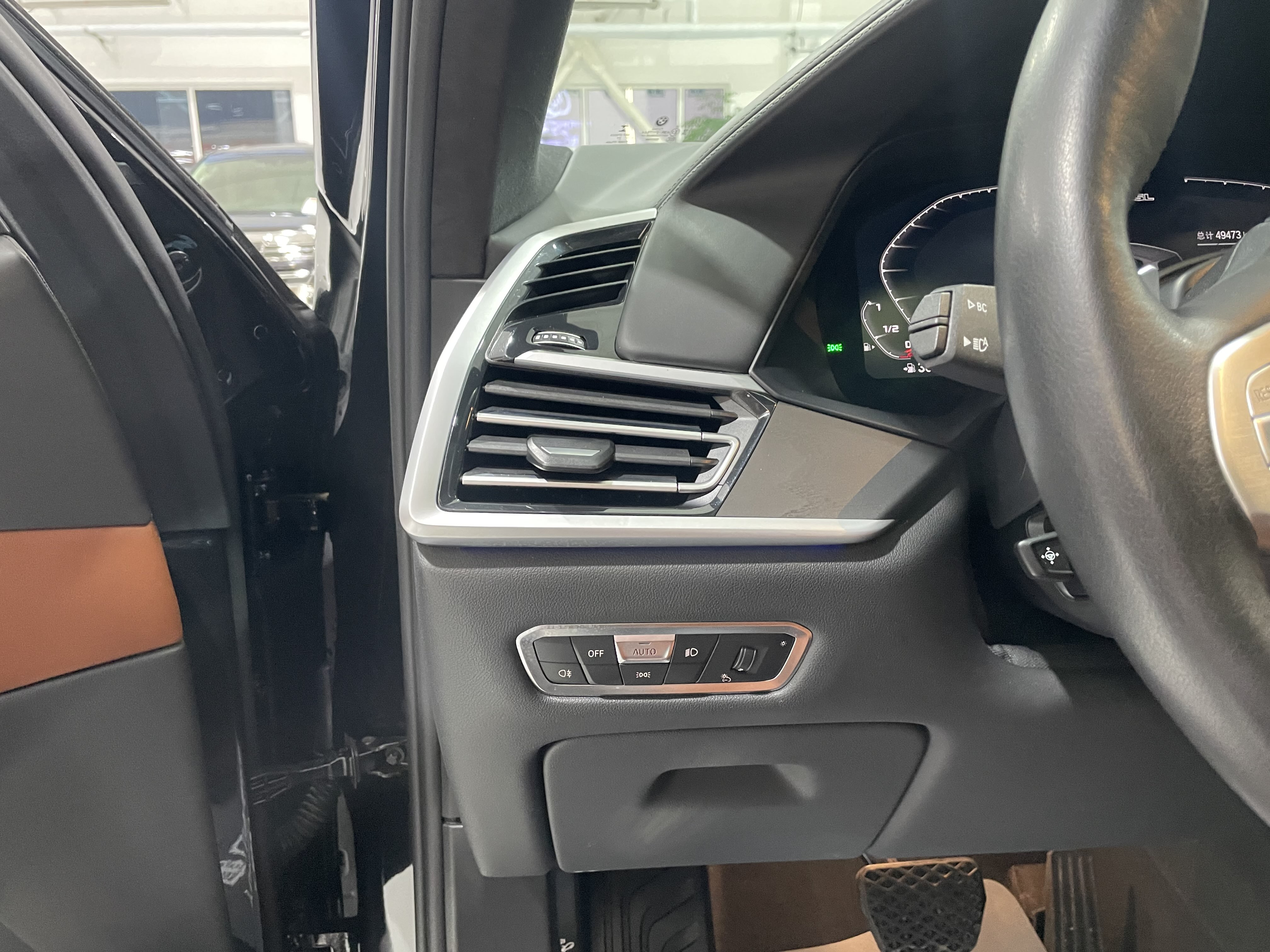 BMW X7 M60i 2021 car image #21