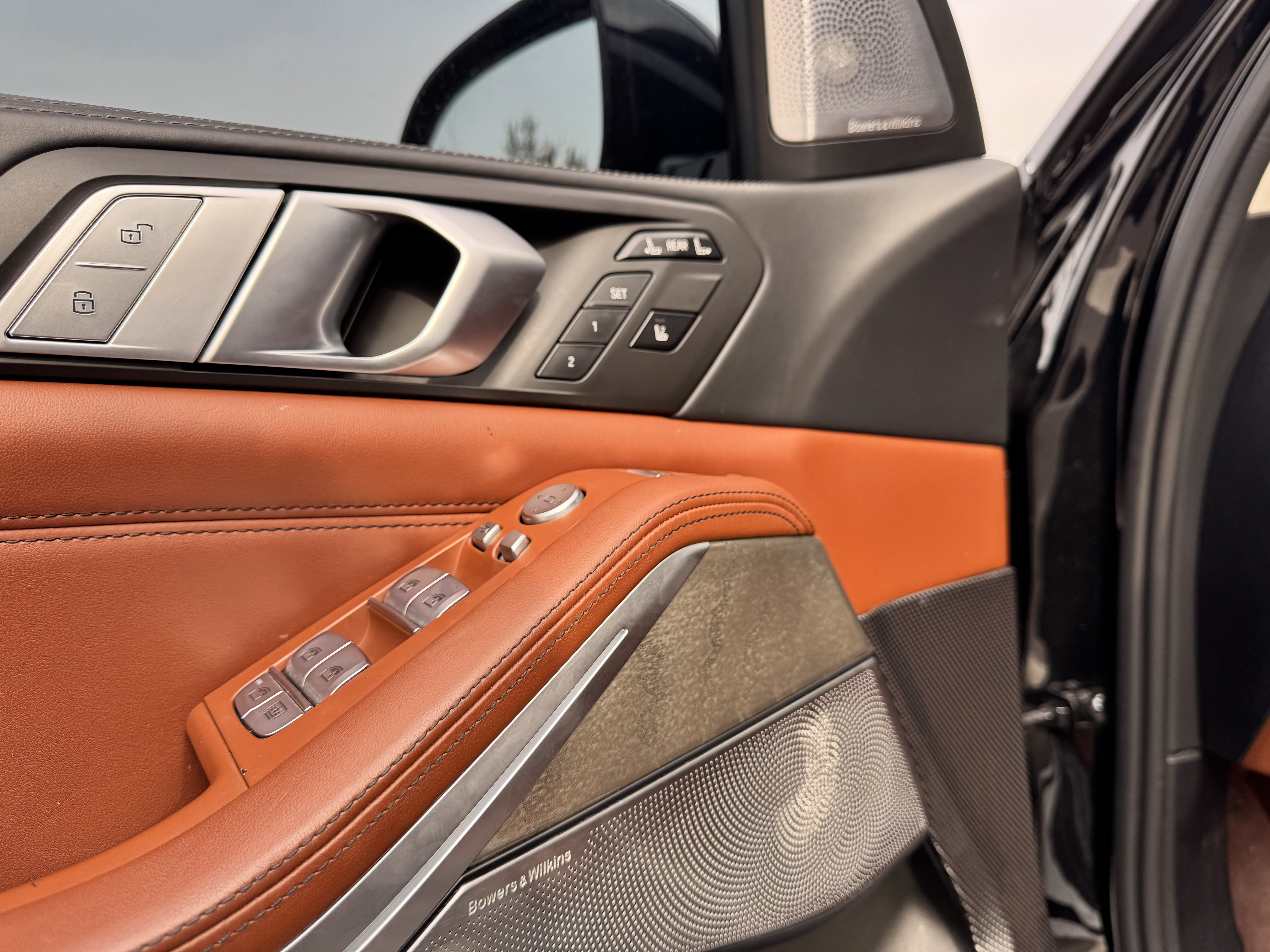 BMW X7 M60i 2021 car image #21