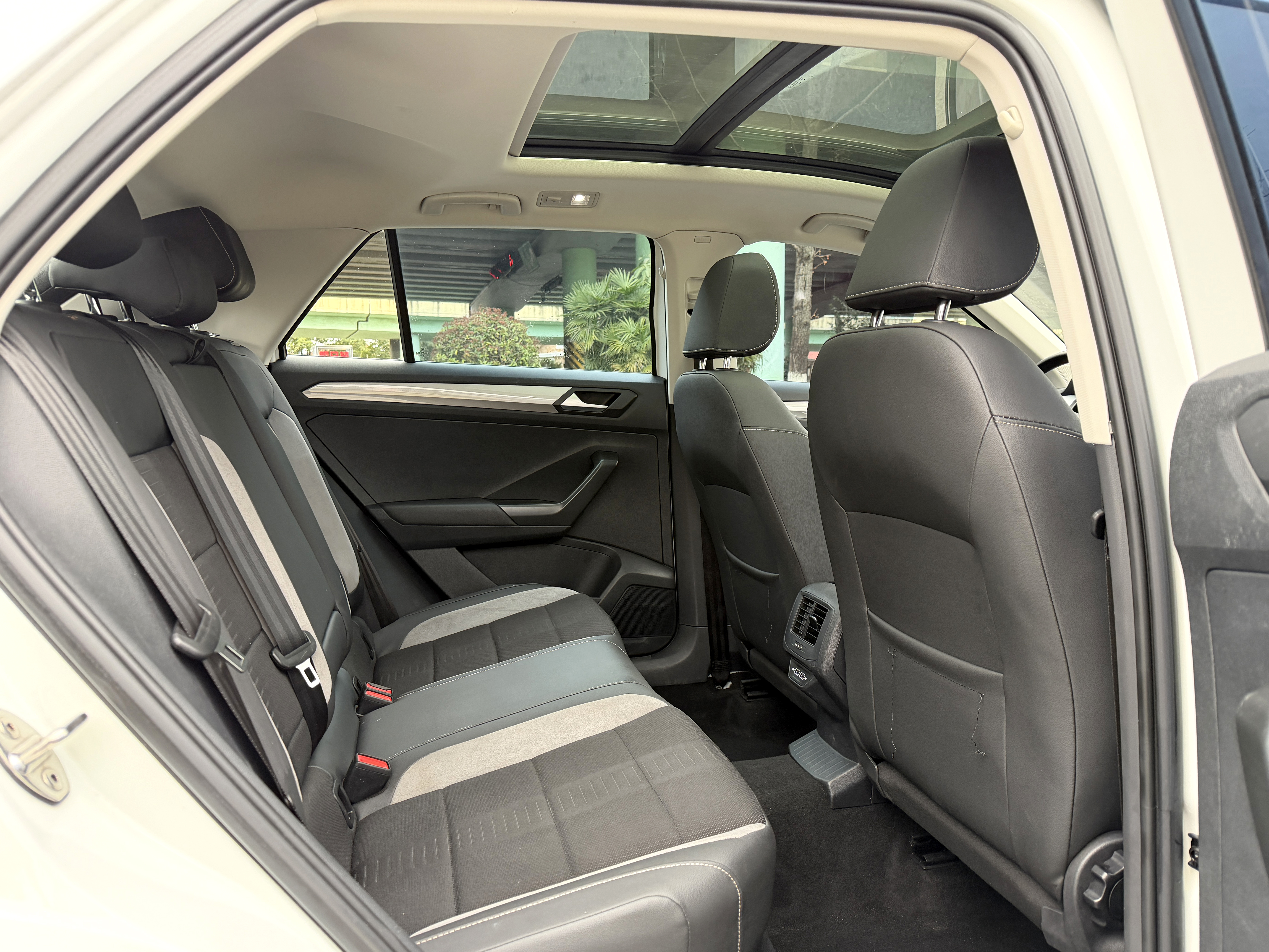 Volkswagen T-Roc 2023 car image #21