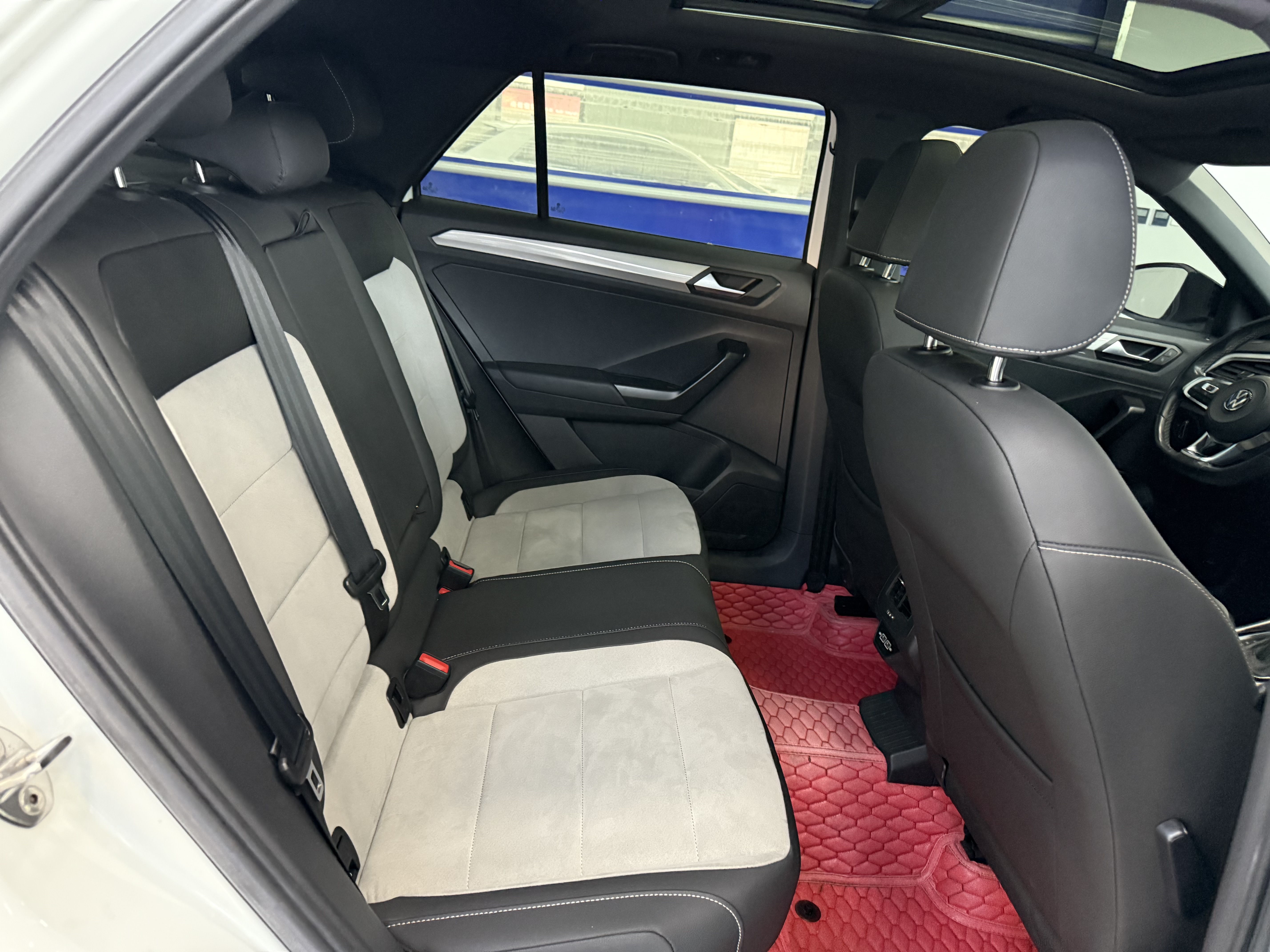 Volkswagen T-Roc 2022 car image #21