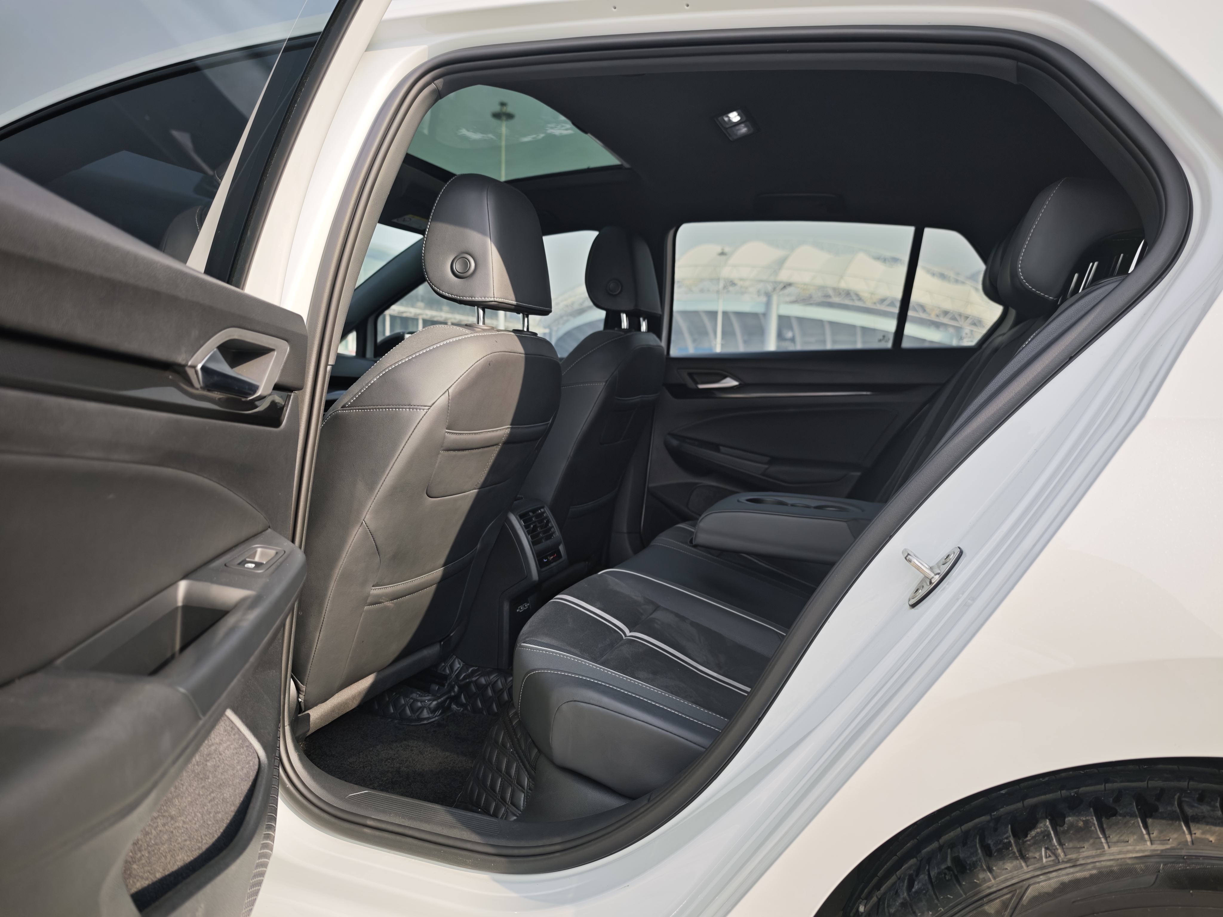 Volkswagen Golf 2023 car image #21