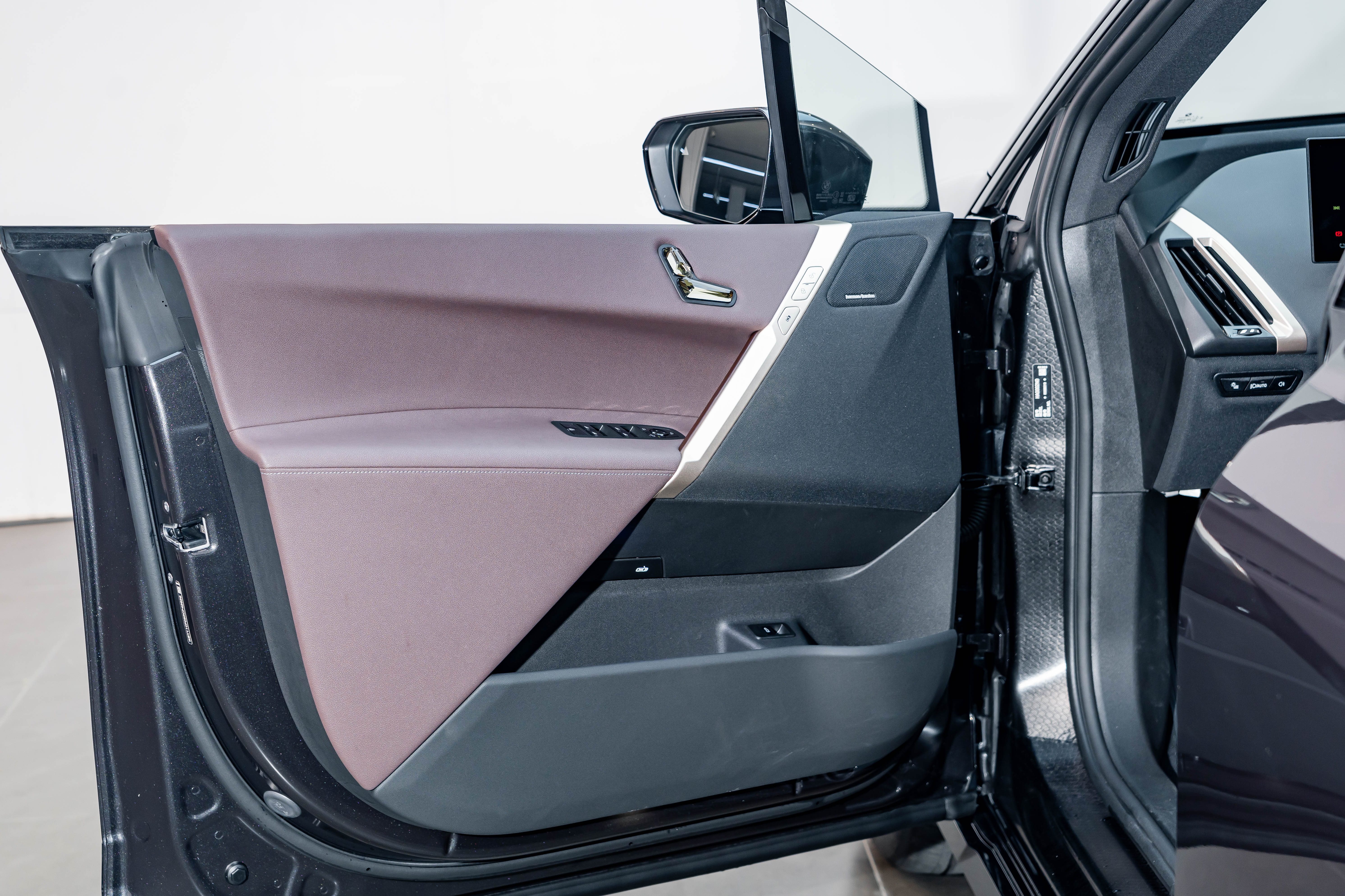 BMW iX 2024 car image #21