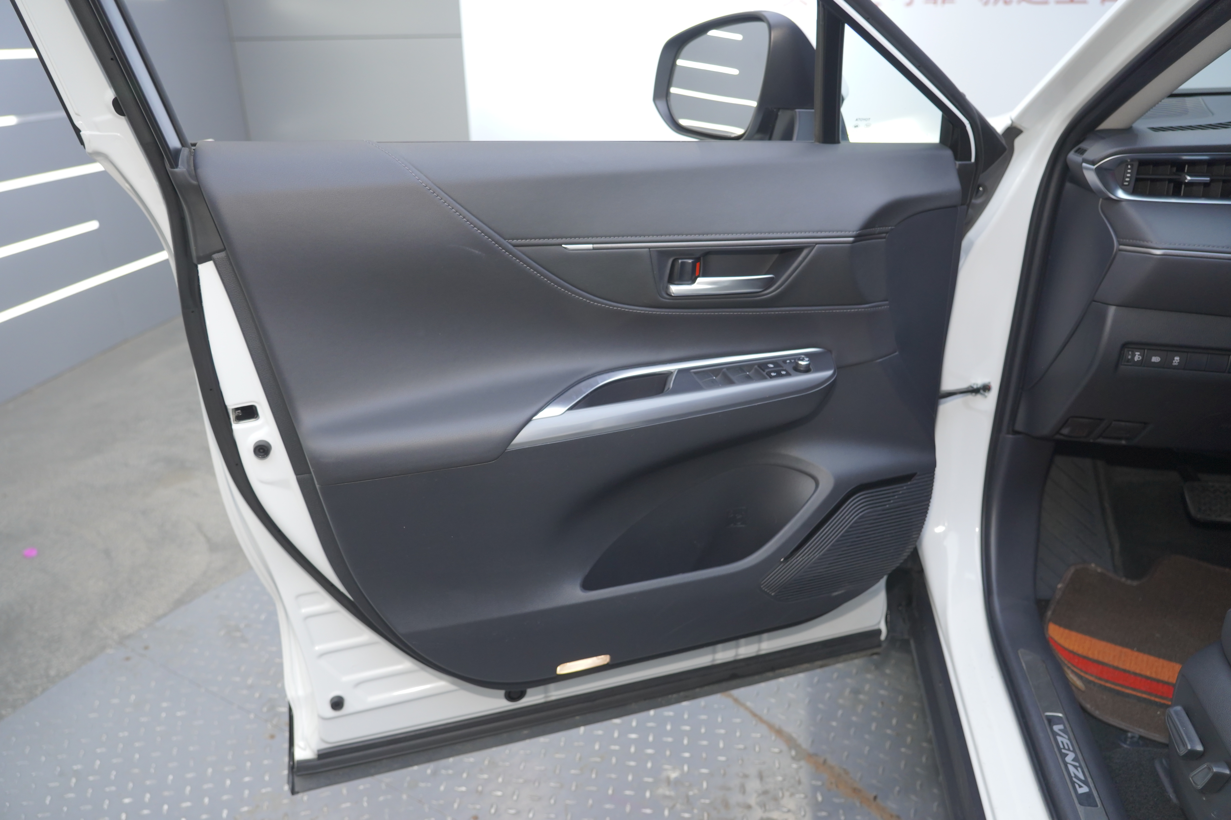 Toyota Venza 2024 car image #21