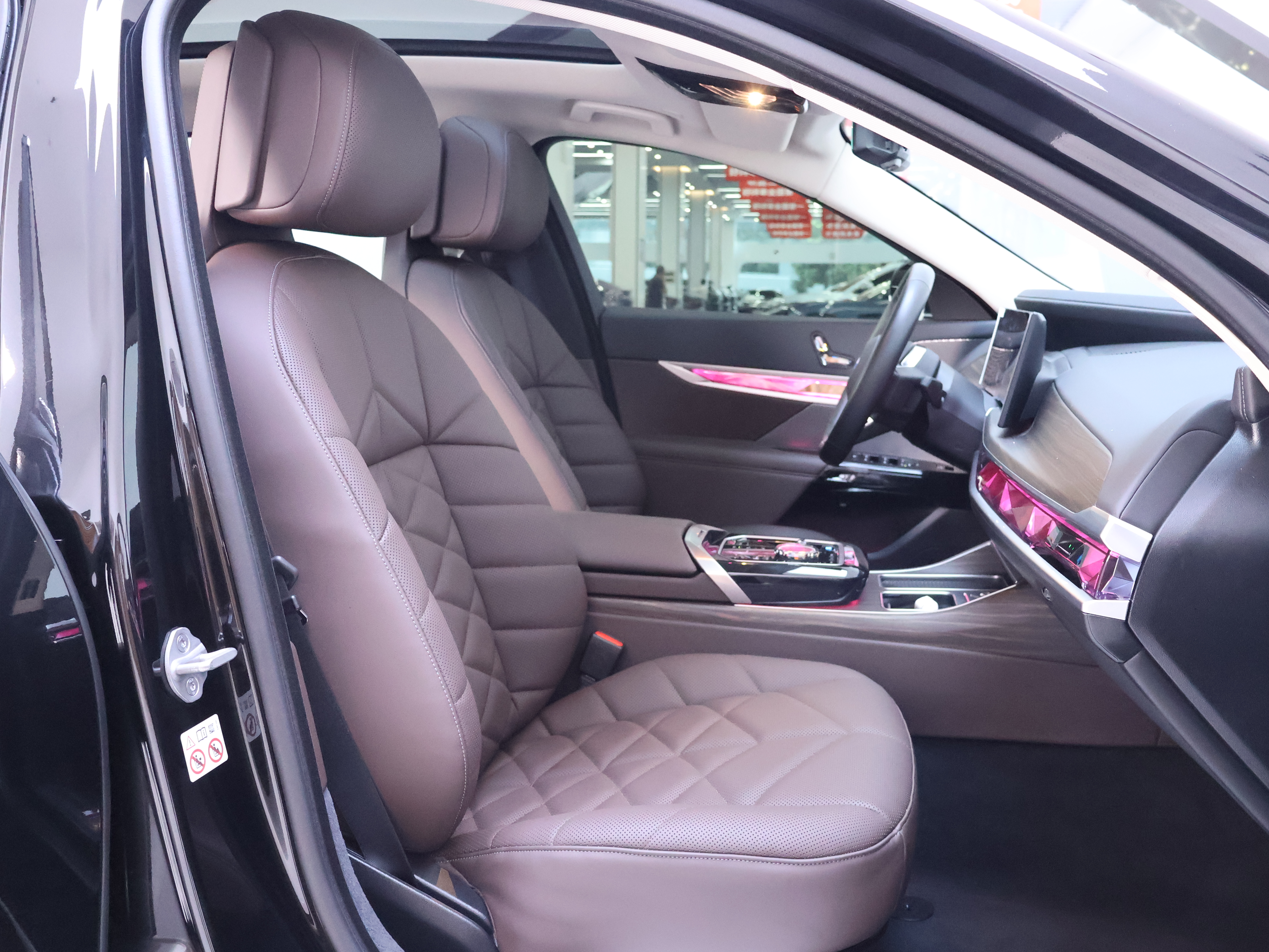 BMW i7 M70L 2024 car image #21