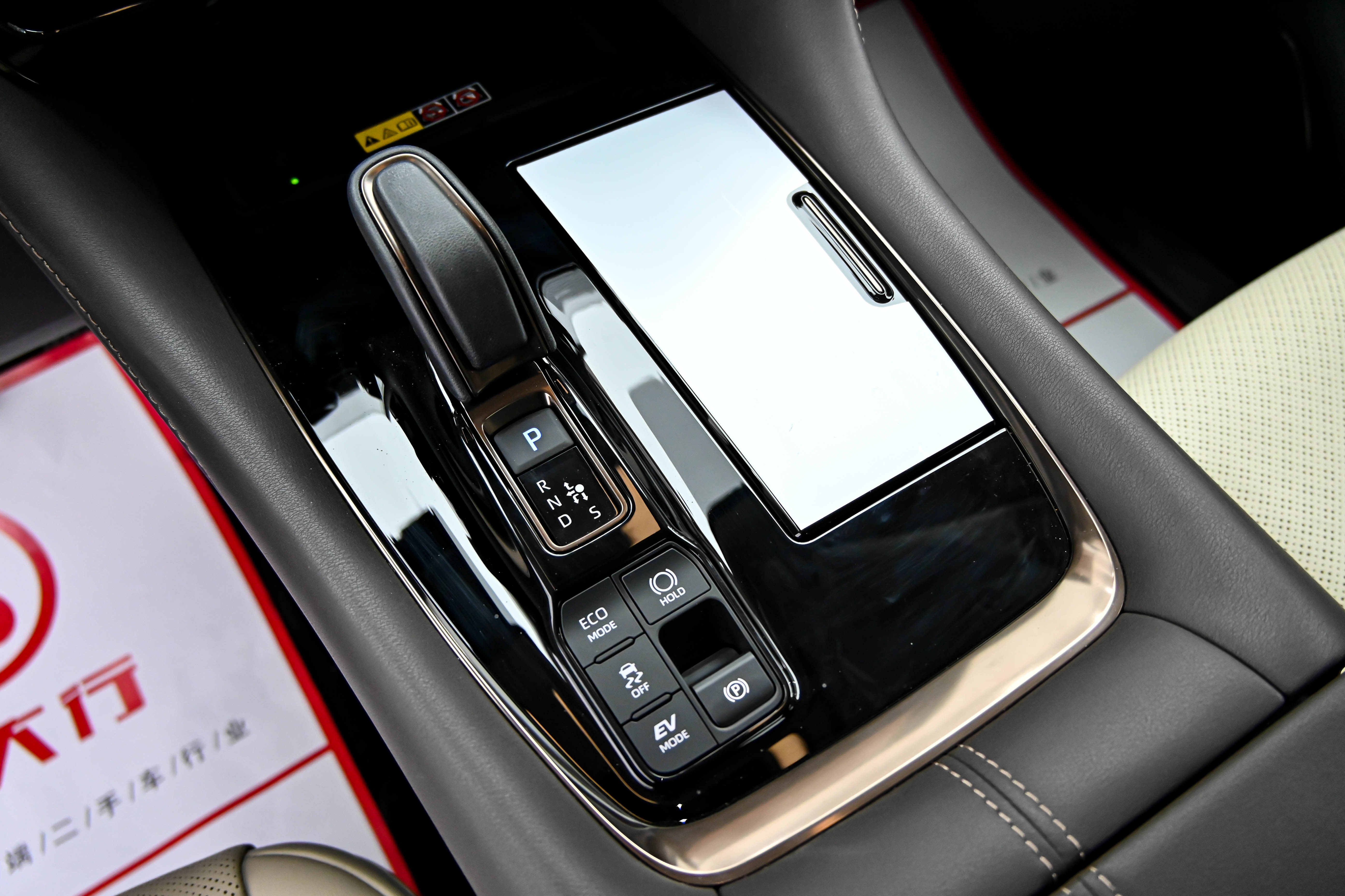 Toyota Vellfire 2026 صورة سيارة #21