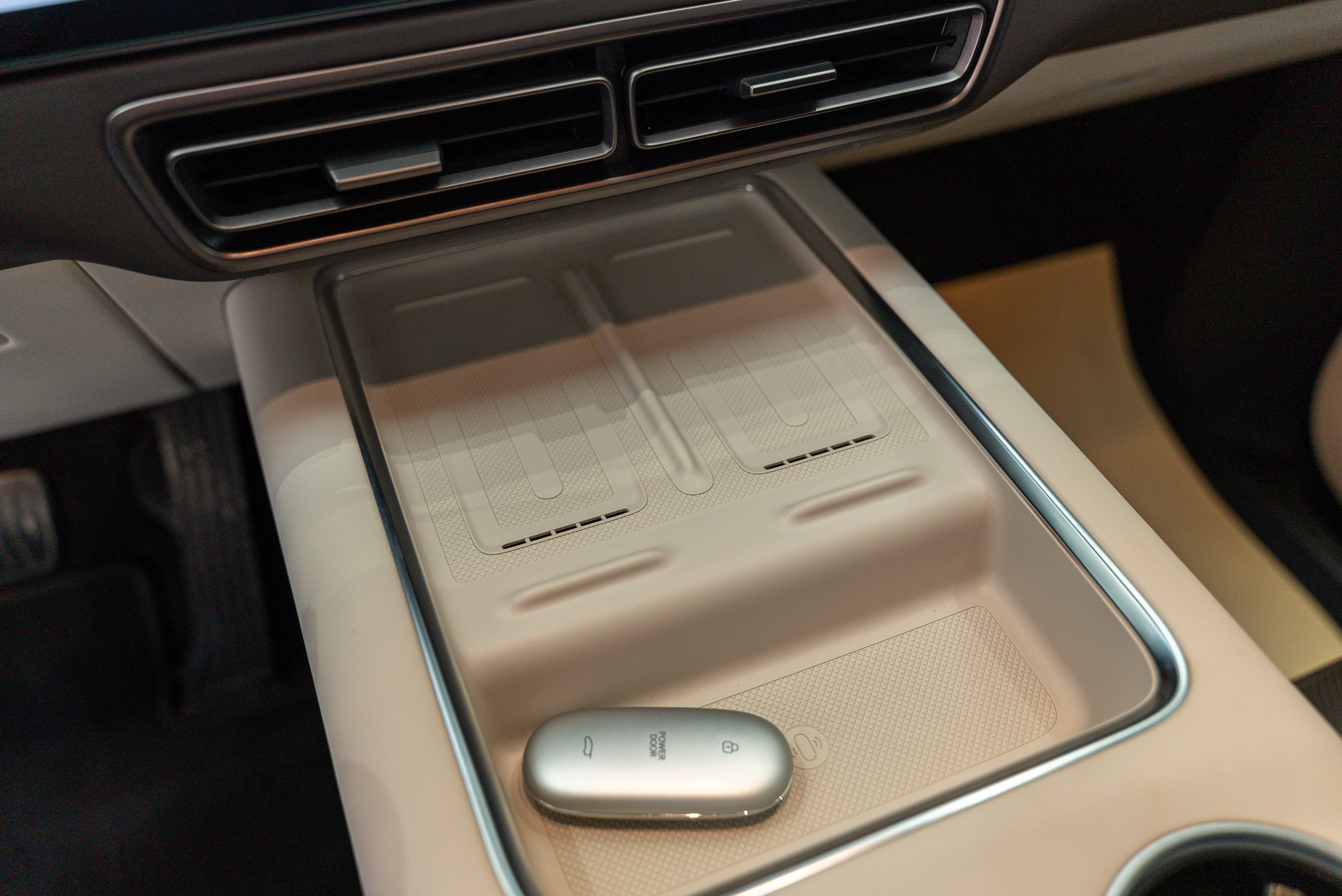 理想汽车 理想MEGA 2024 汽车图片 #21