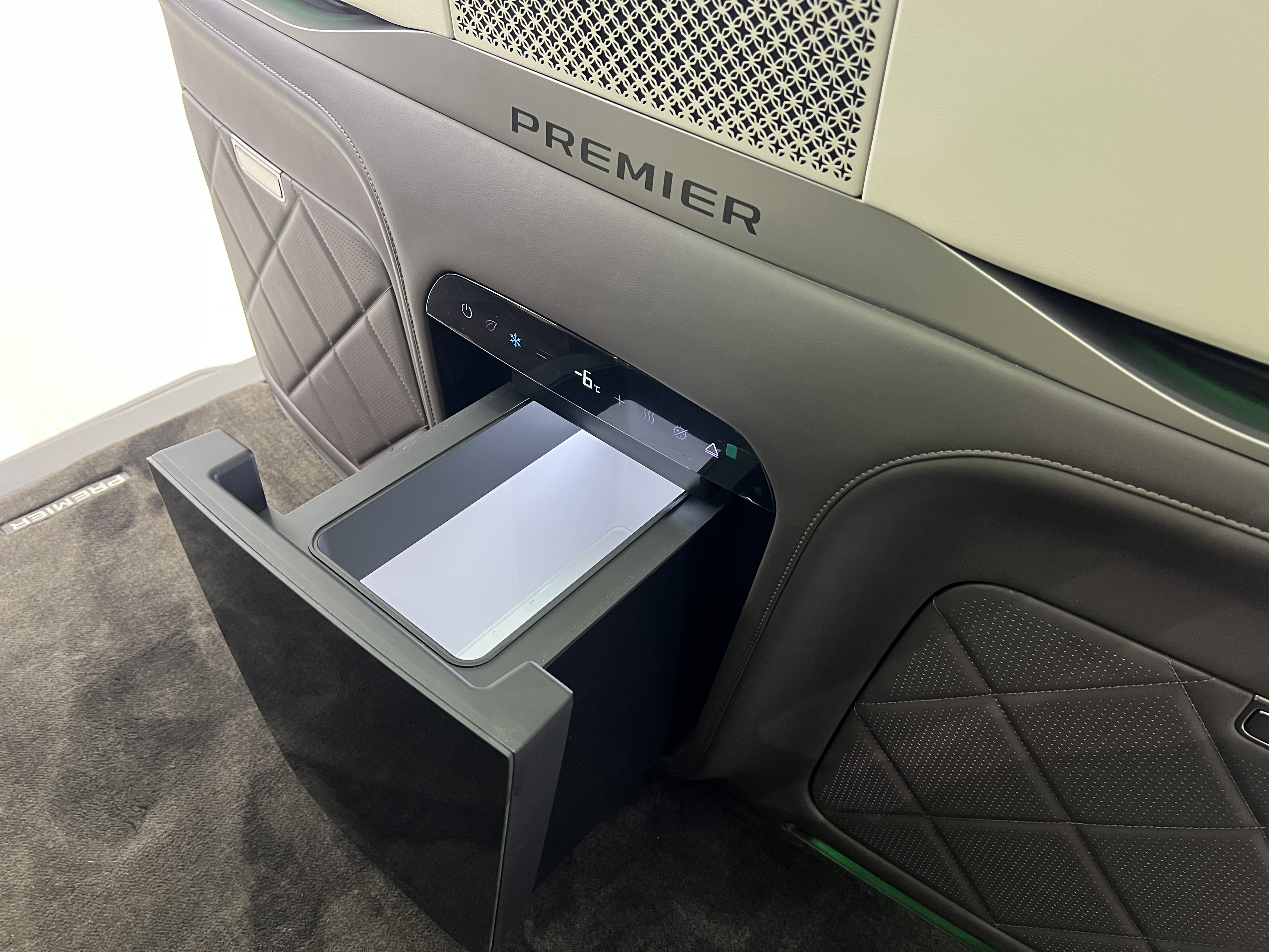 Denza D9 2024 #21 Denza D9 2024 car image #21