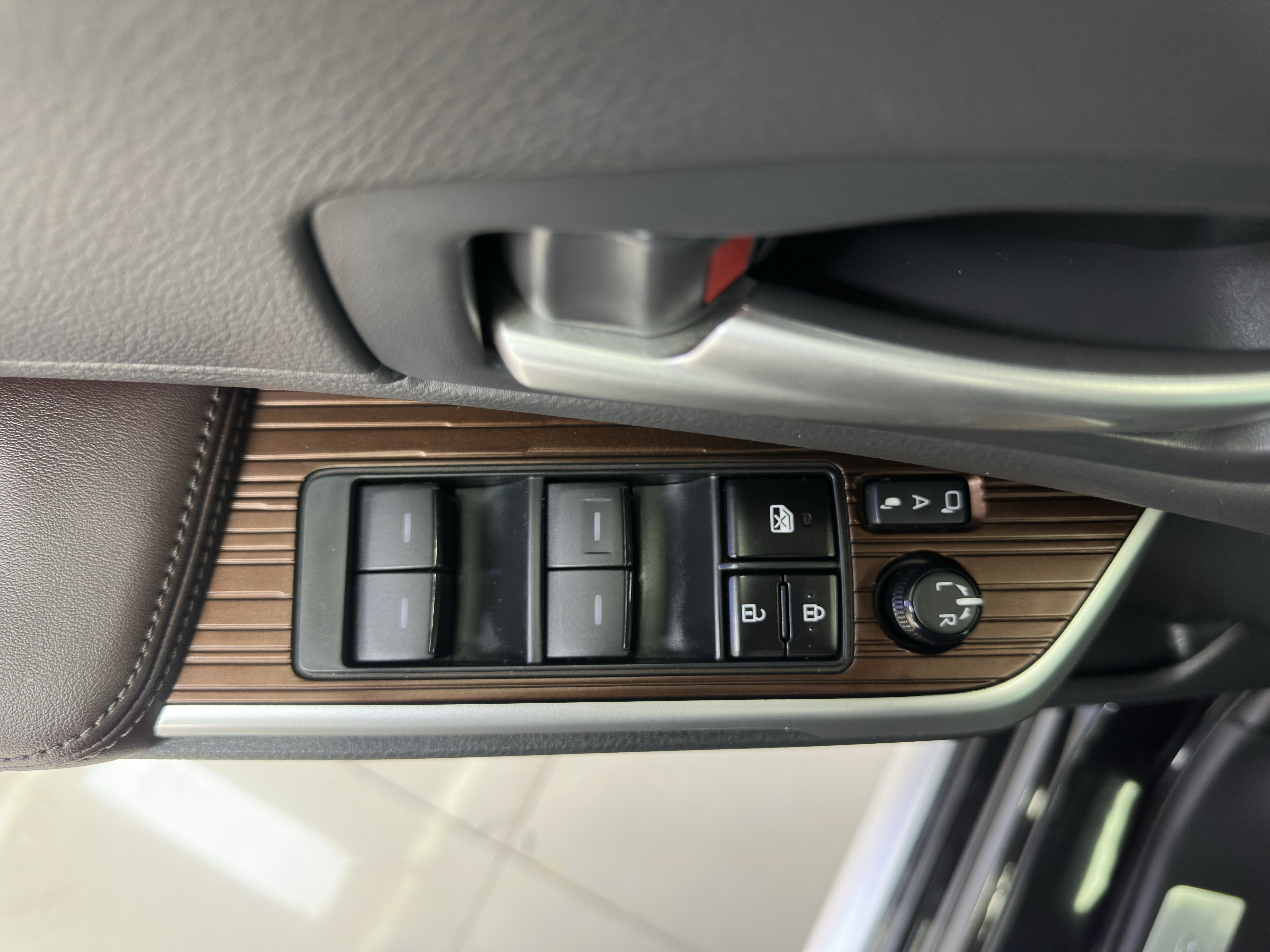 Toyota Granvia 2024 #21 Toyota Granvia 2024 car image #21