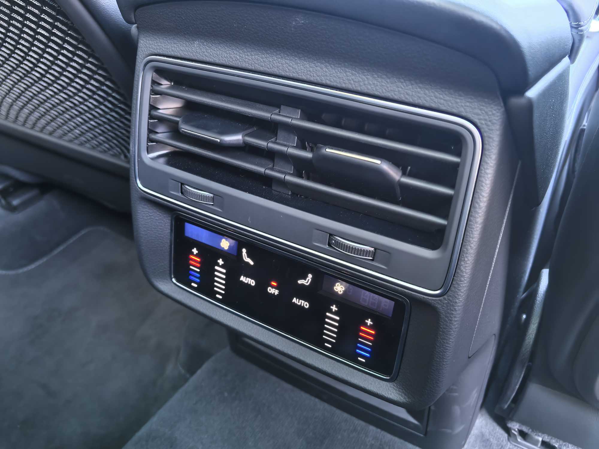 Audi SQ7 2024 car image #21