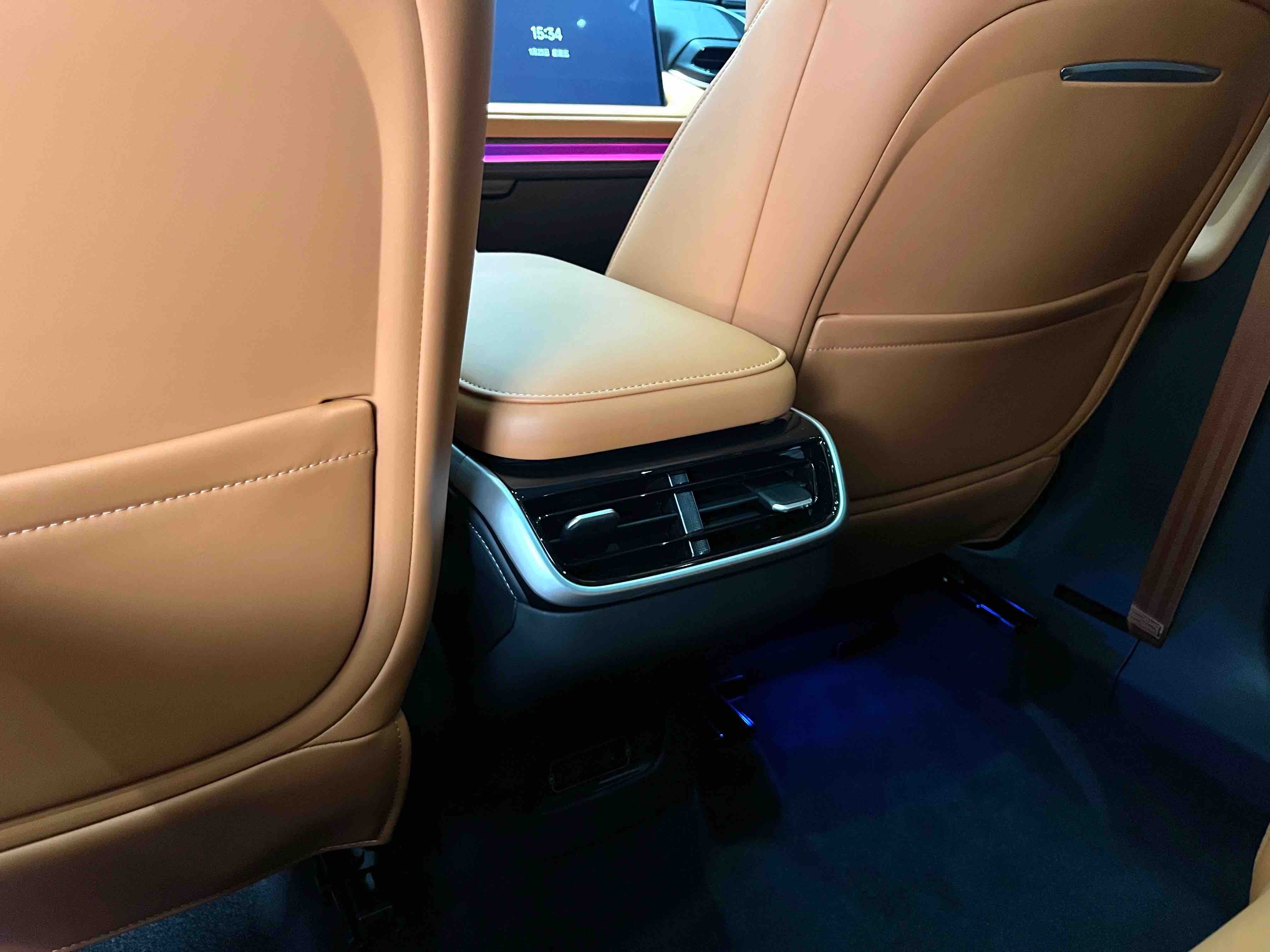 Xpeng G9 2025 صورة سيارة #21