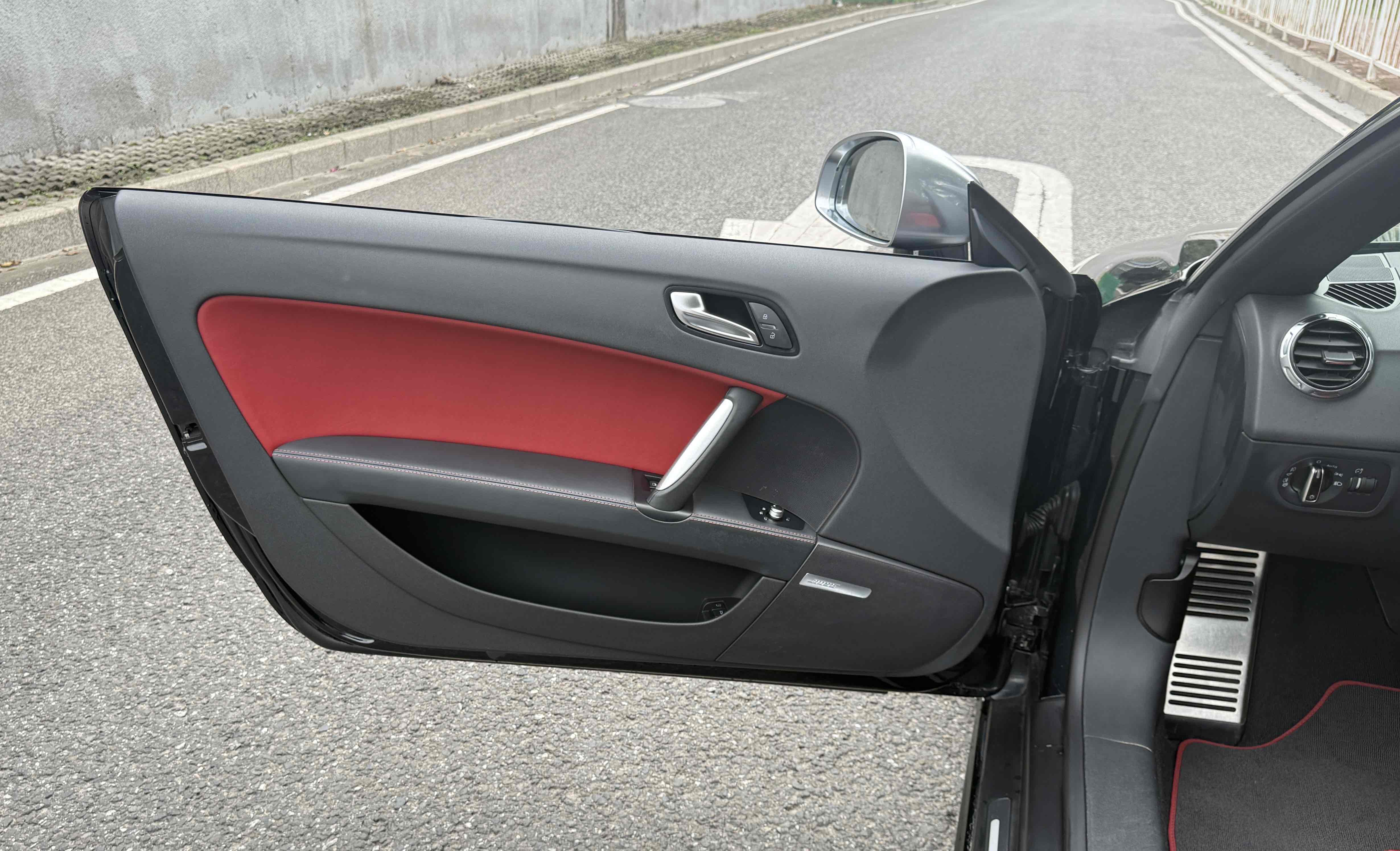 Audi TTS 2011 car image #21