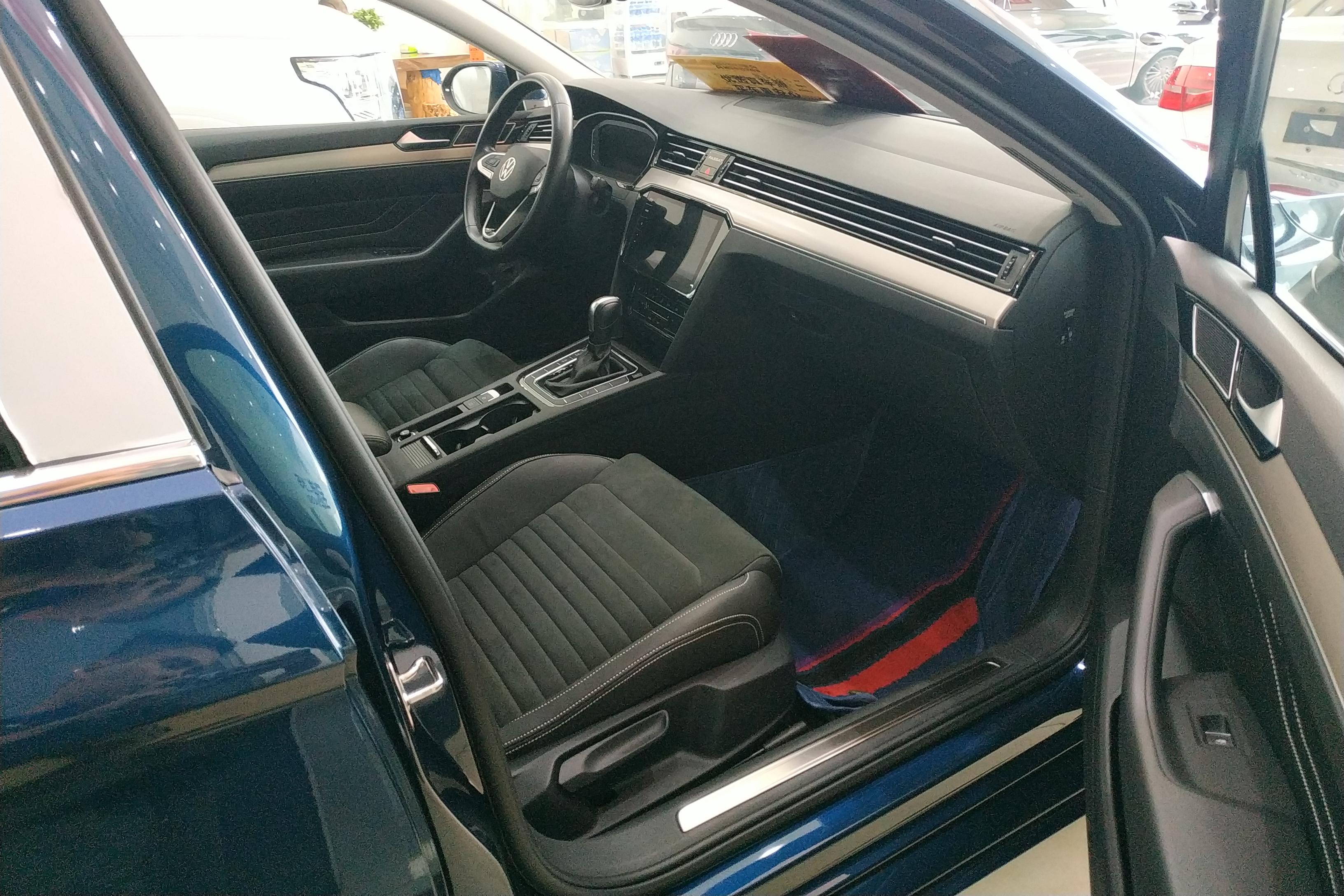 Volkswagen Passat Variant 2023 immagine di auto #21