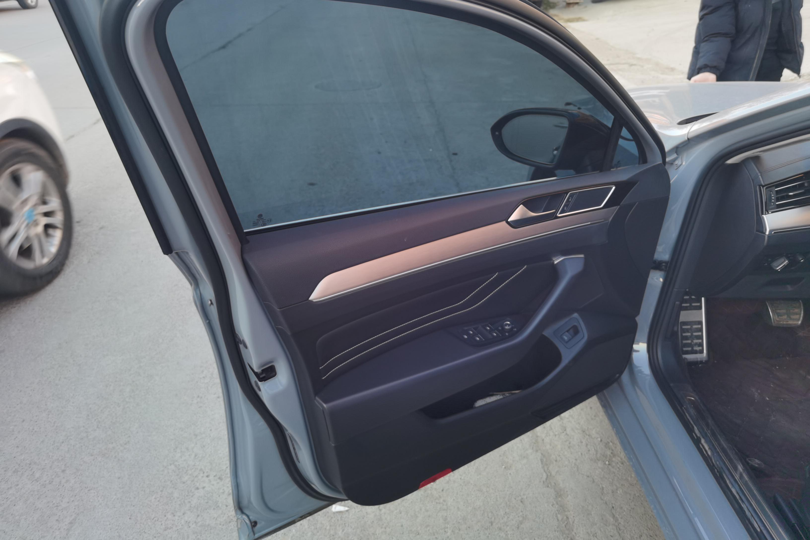 Volkswagen Passat Variant 2023 immagine di auto #21