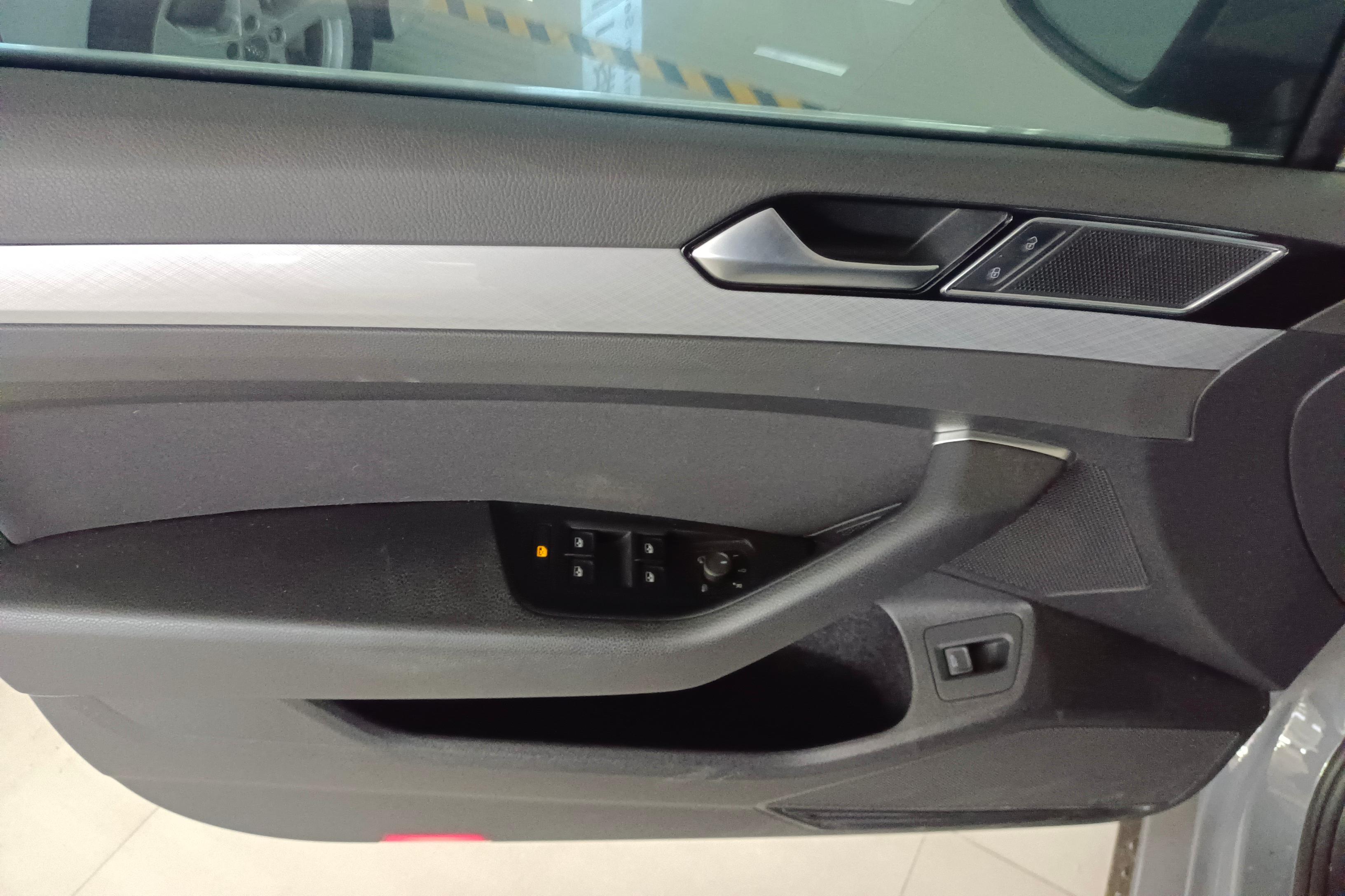 Volkswagen Passat Variant 2023 immagine di auto #21