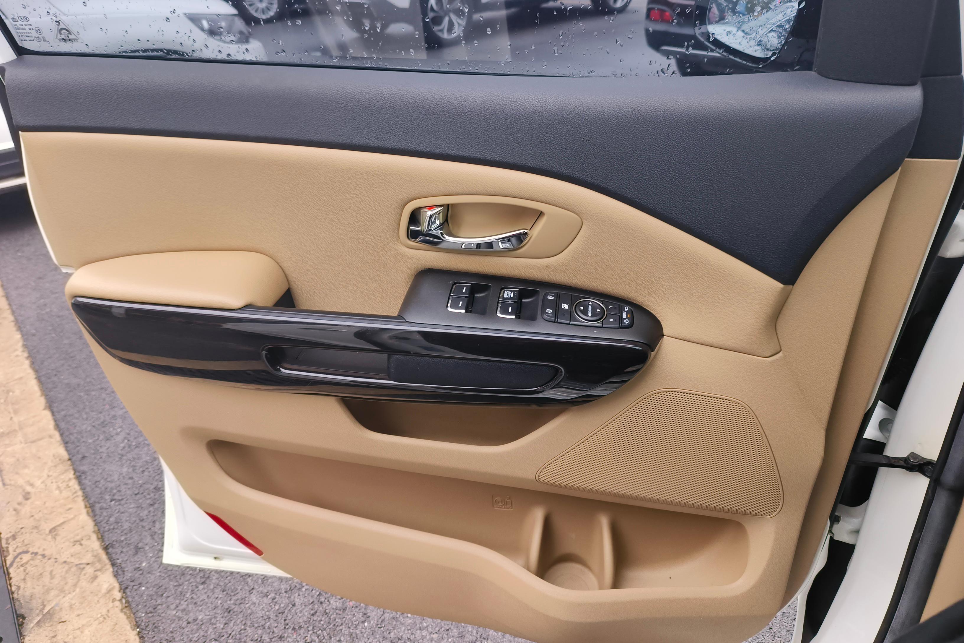 Kia Carnival 2016 immagine di auto #21