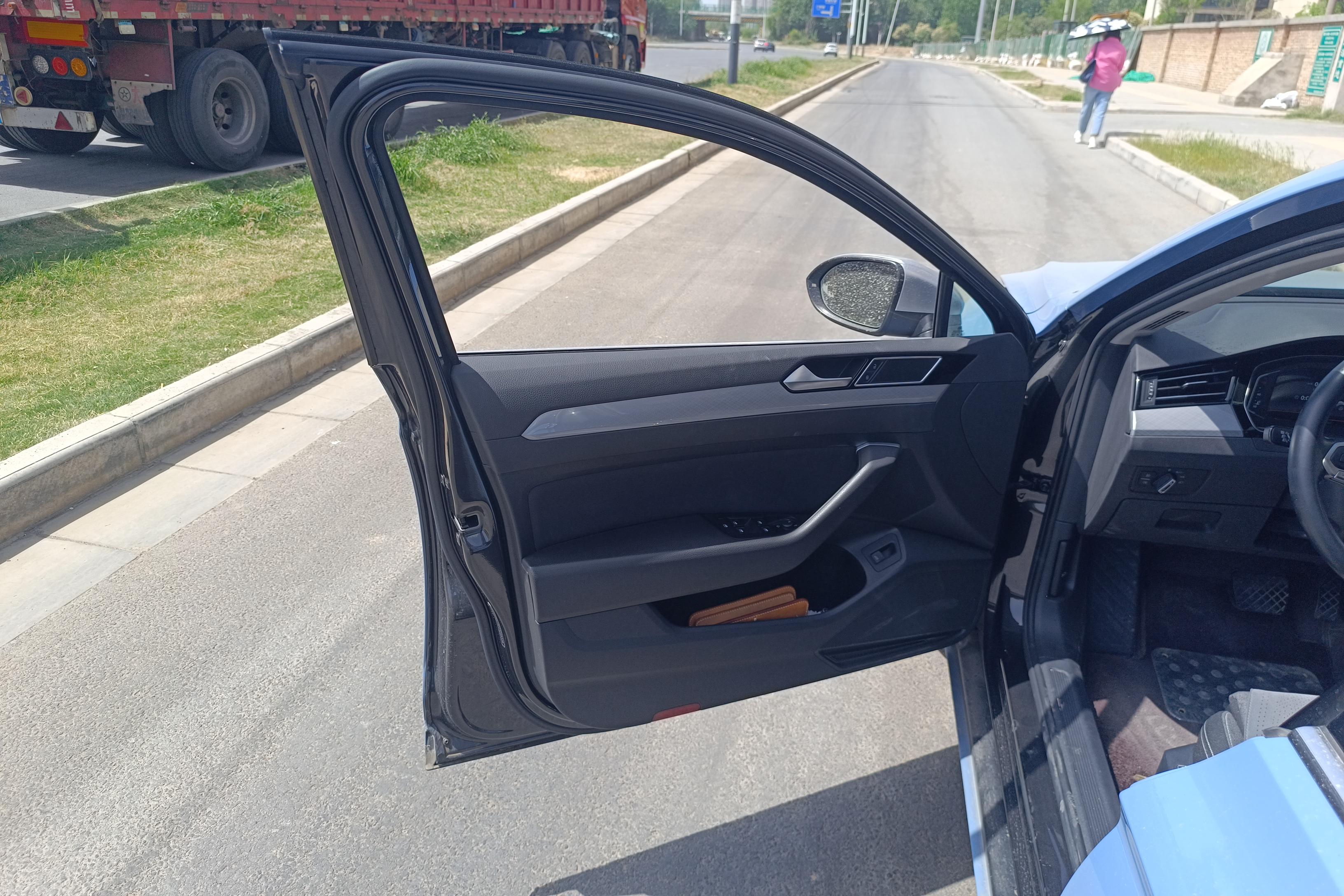 Volkswagen Passat Variant 2023 immagine di auto #21