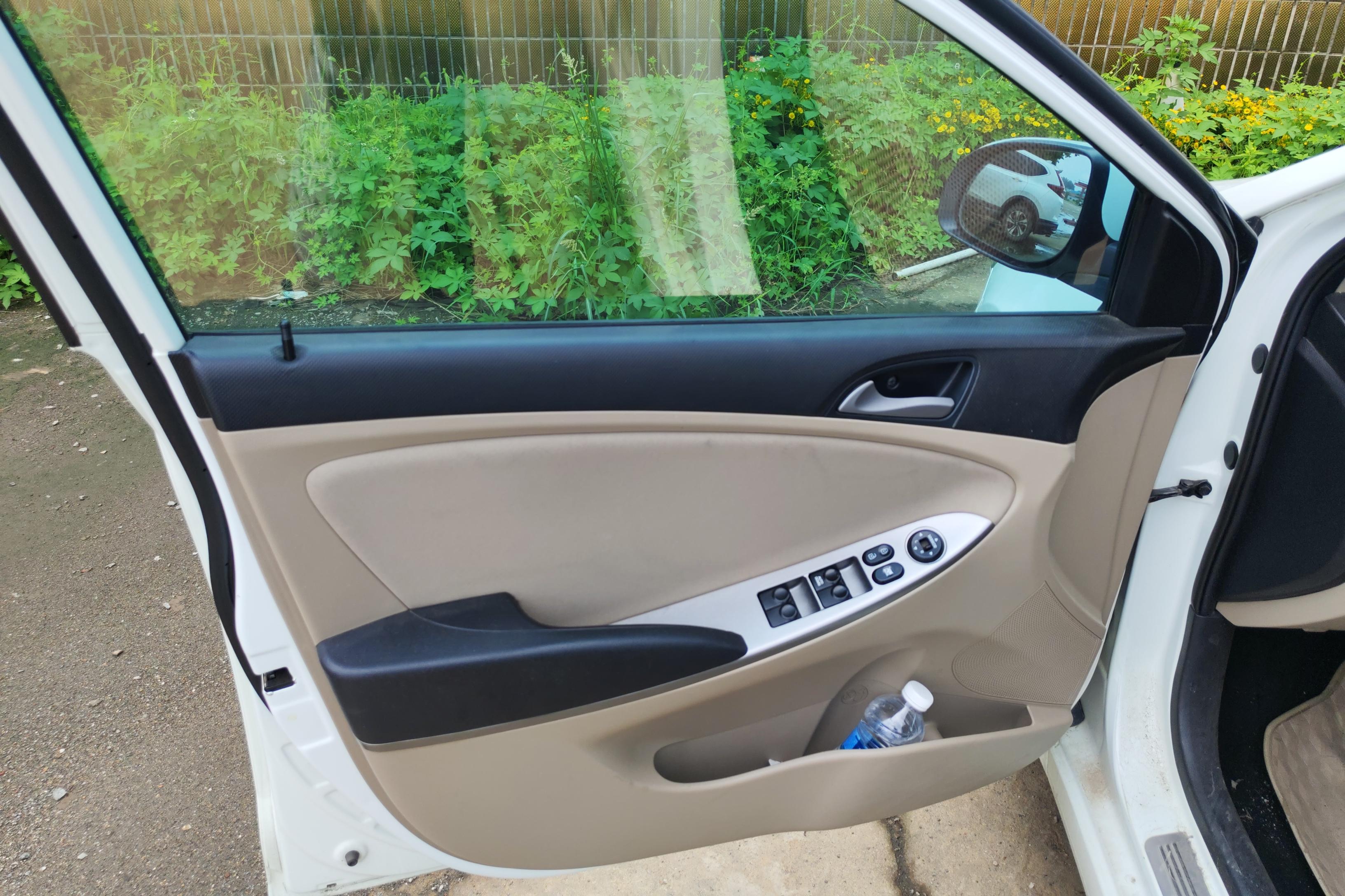 Hyundai Reina 2015 car image #21