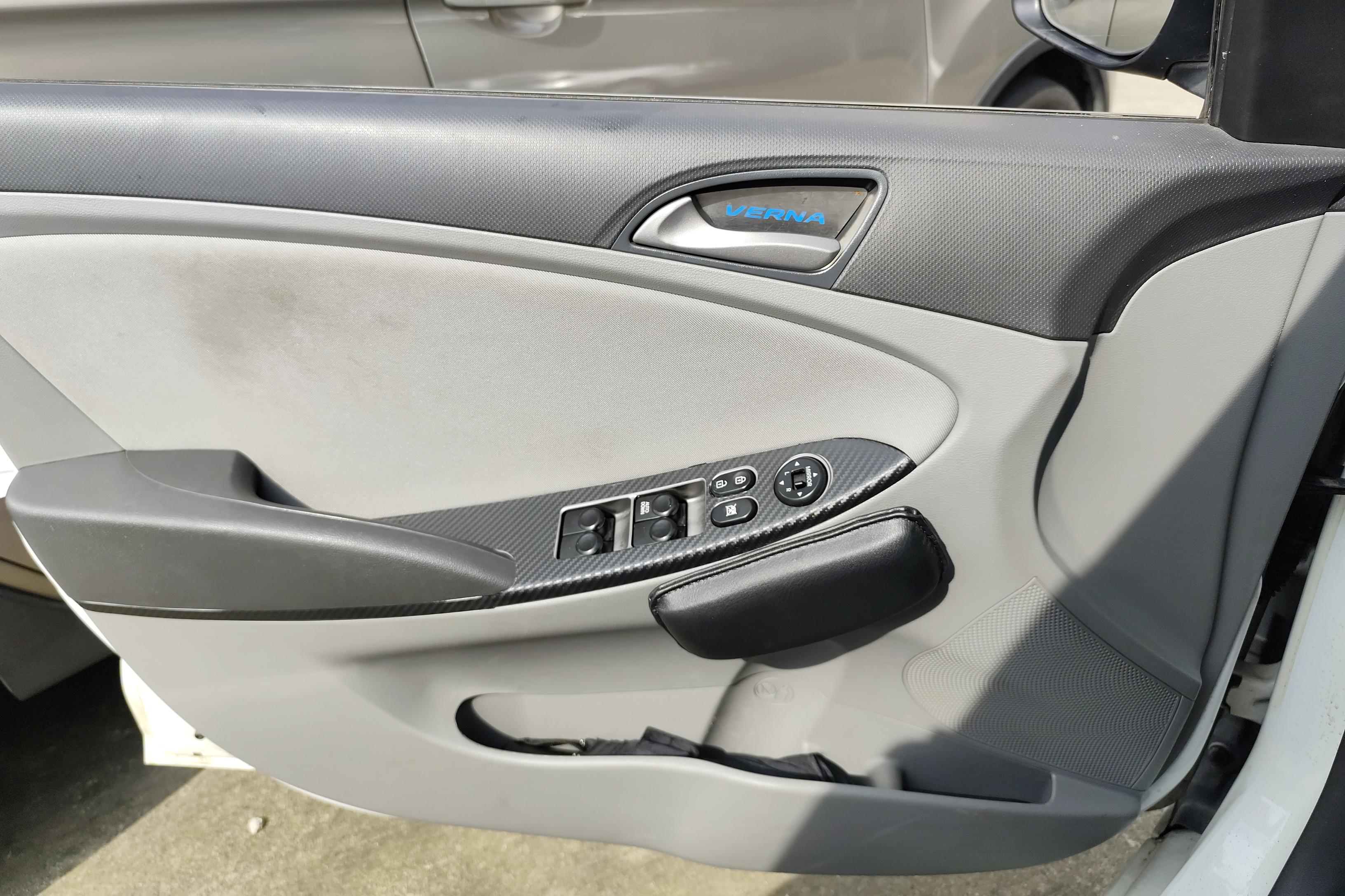 Hyundai Reina 2016 car image #21