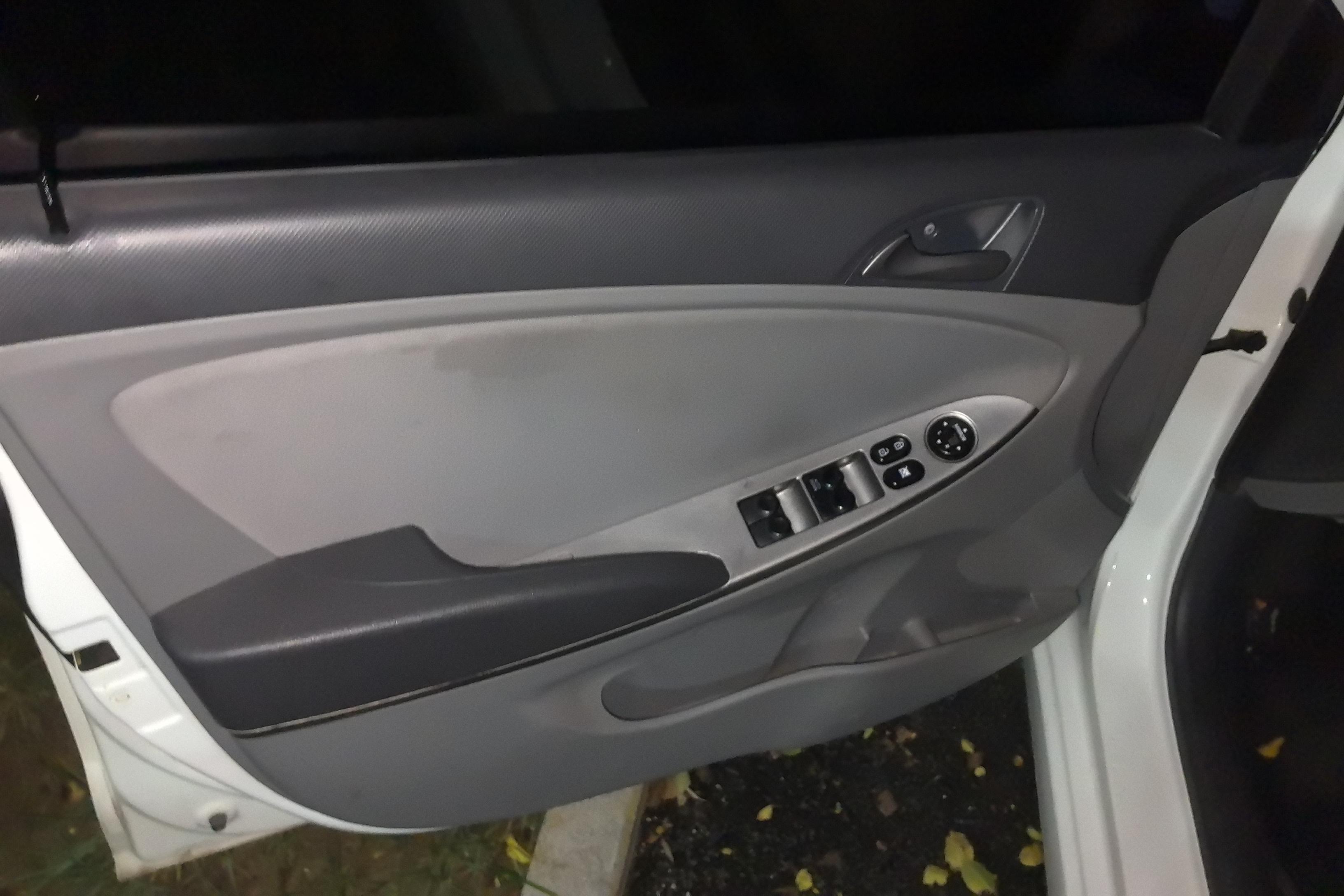 Hyundai Reina 2014 car image #21