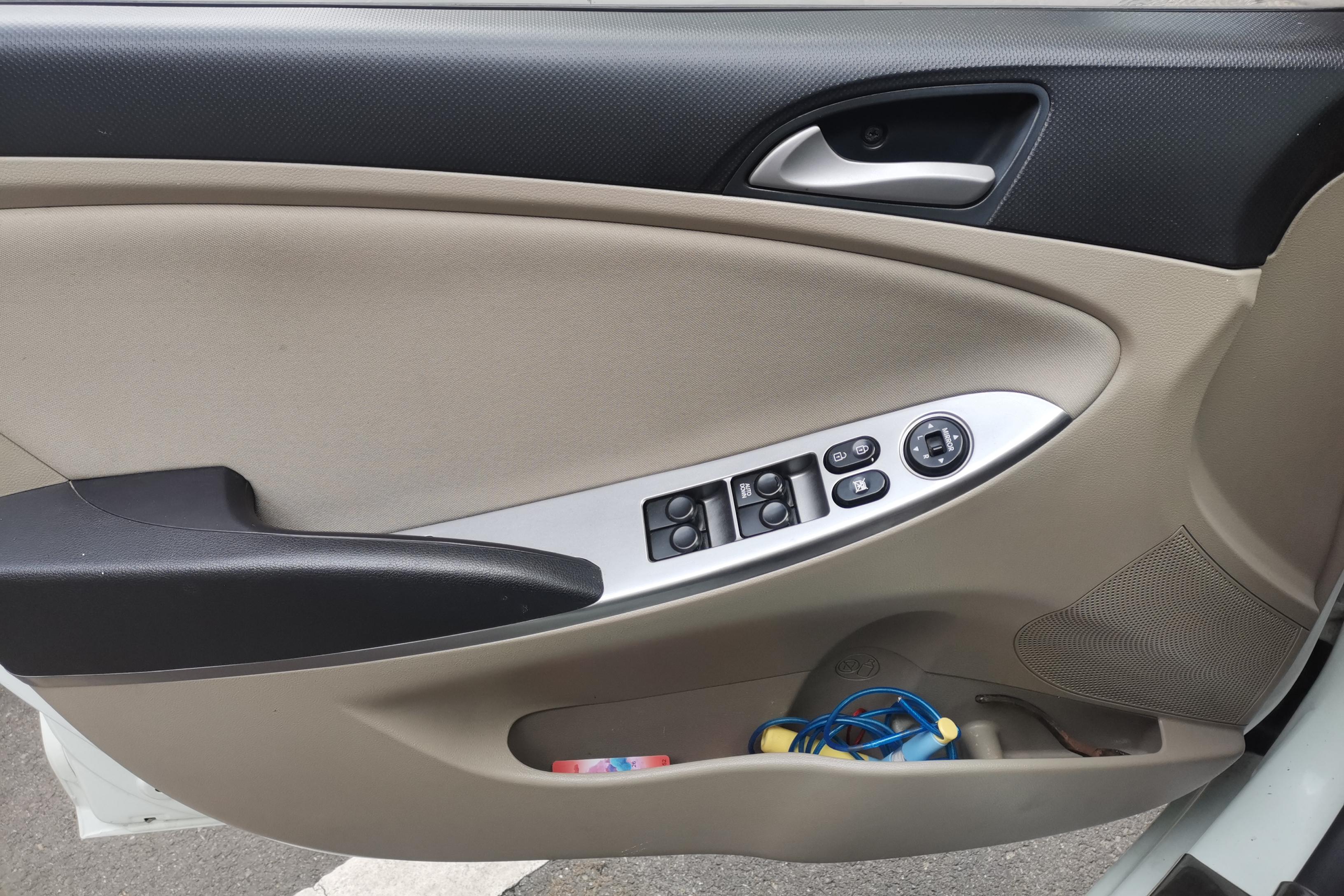 Hyundai Reina 2015 car image #21