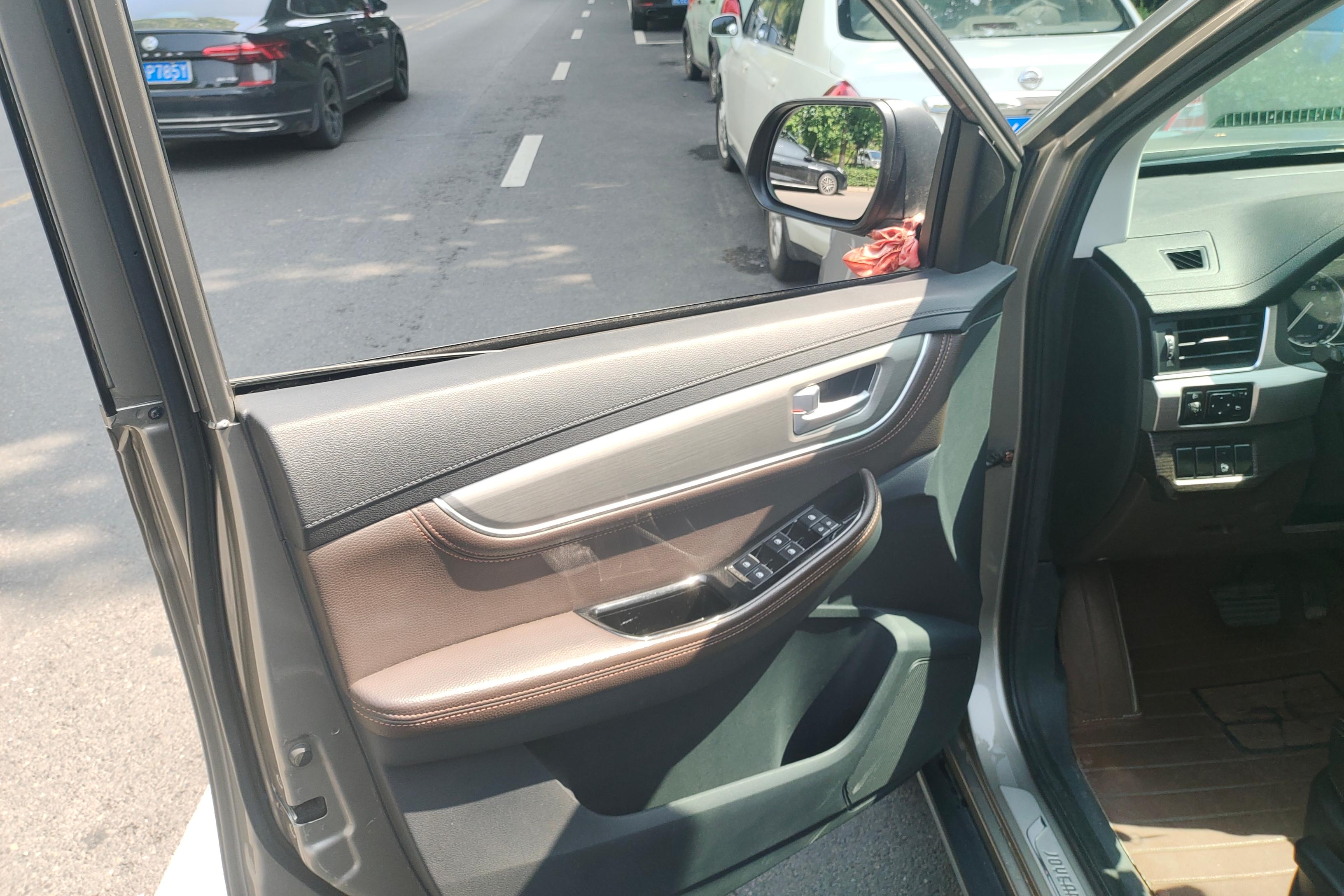 Forthing JOYEAR X6 2017 car image #21