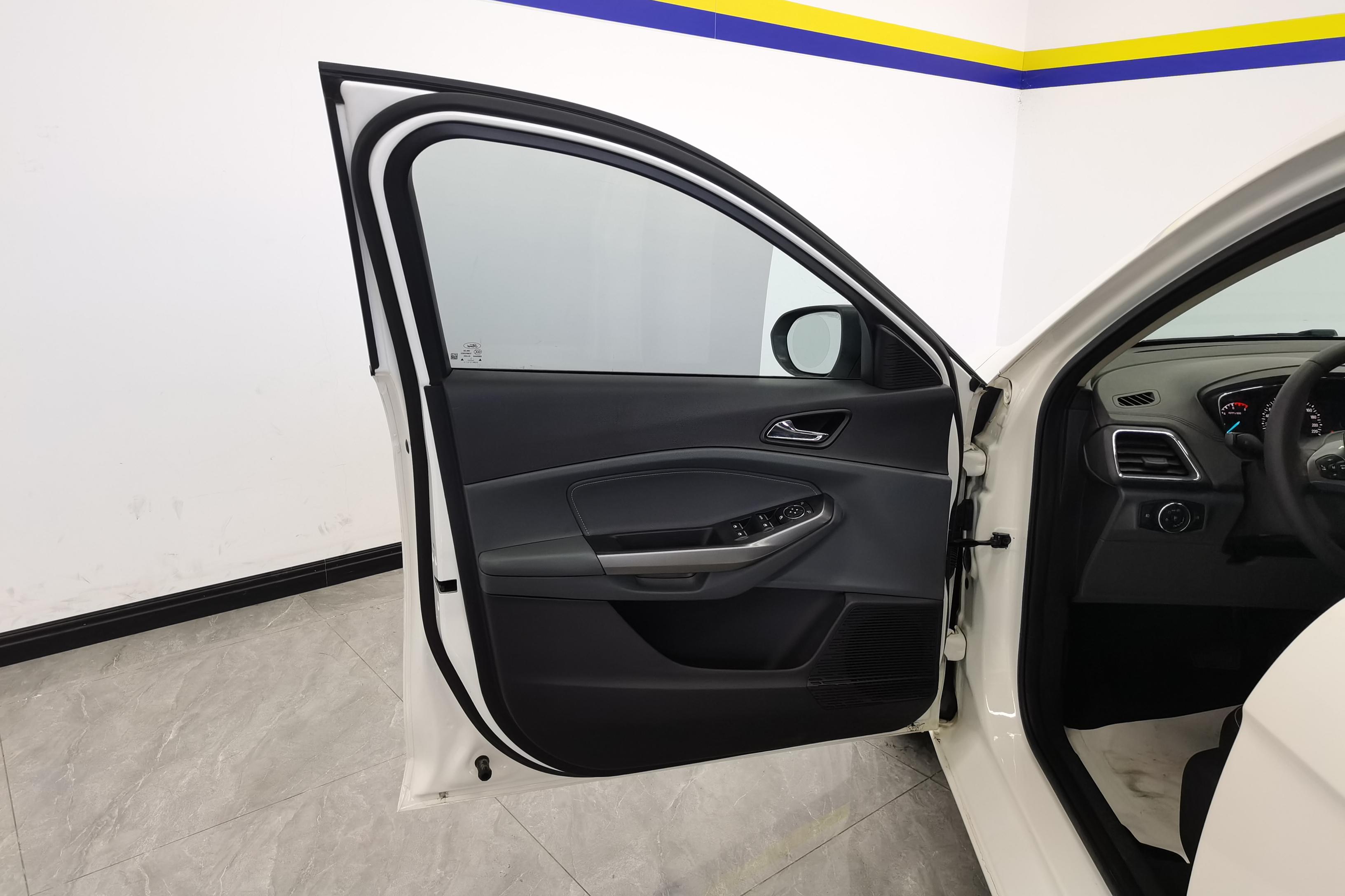 Ford Escort 2015 car image #21