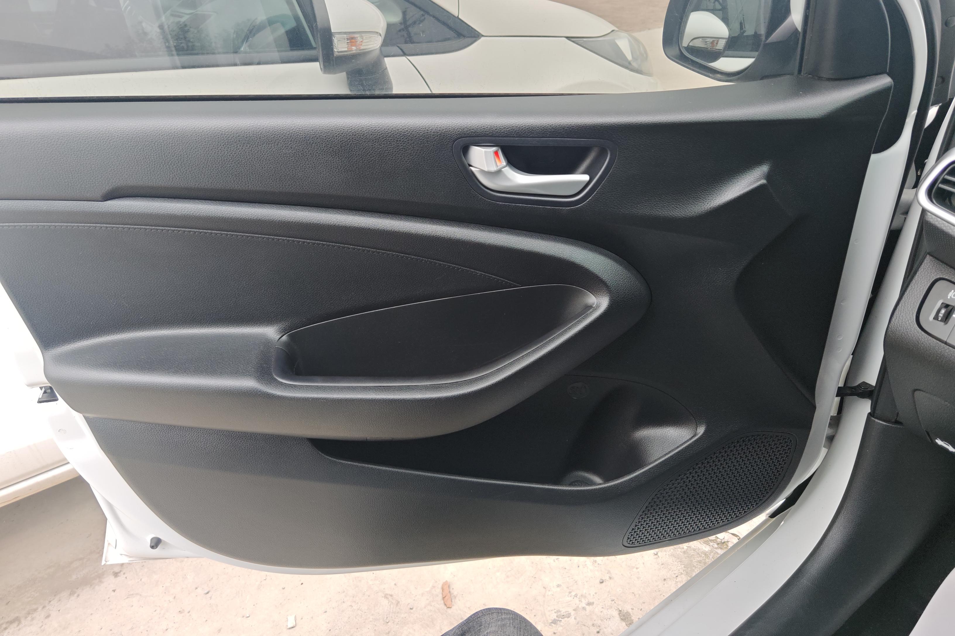 Hyundai Reina 2021 car image #21