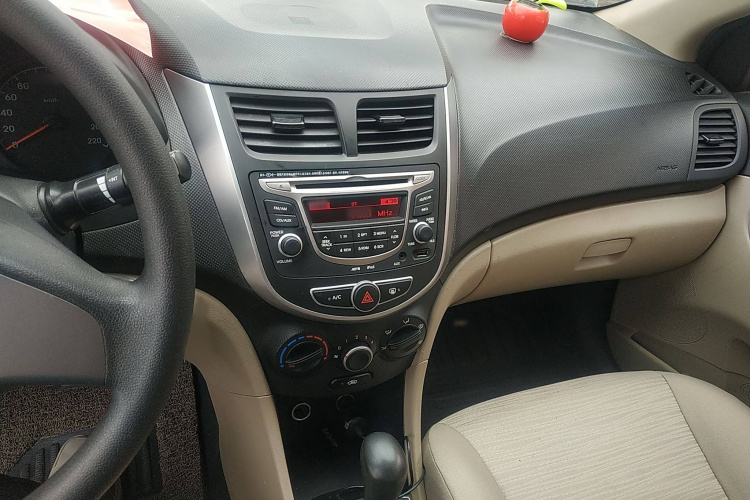 Hyundai Reina 2016 car image #21