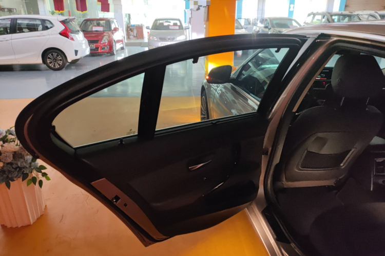 BMW 3 Series 2018 immagine di auto #21