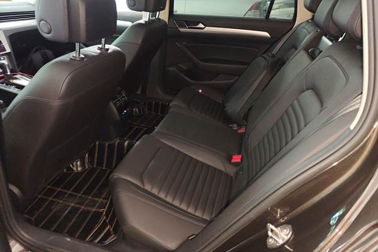 Volkswagen Passat Variant 2018 immagine di auto #21