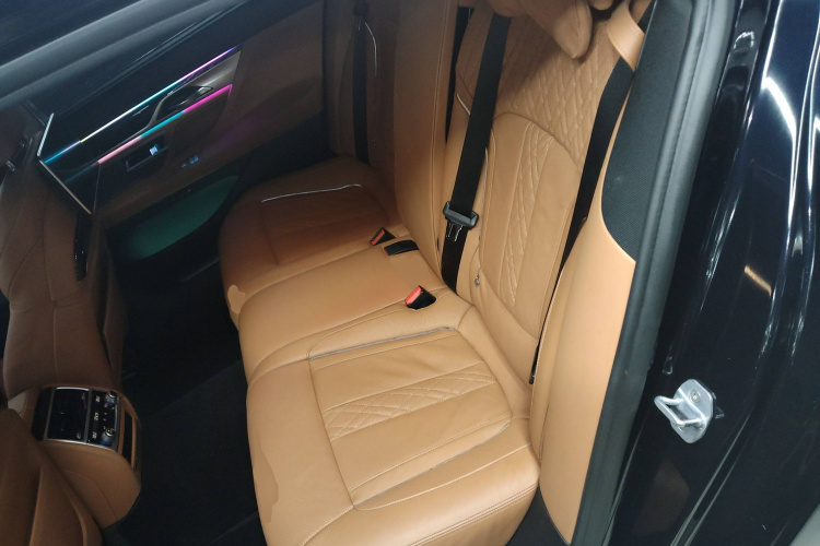 BMW M760Le 2019 car image #21