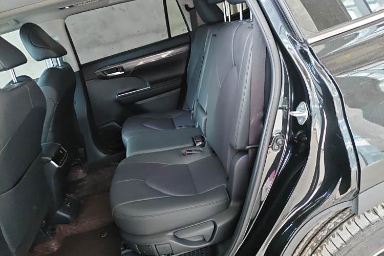 Toyota Highlander (Imported) 2024 car image #21