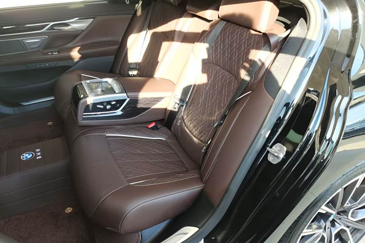 BMW M760Le 2022 #21 BMW M760Le 2022 car image #21