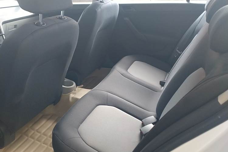 Skoda Rapid 2017 car image #21