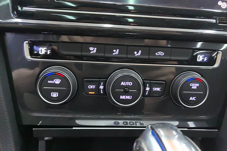 Volkswagen Golf Pure Electric 2021 car image #21