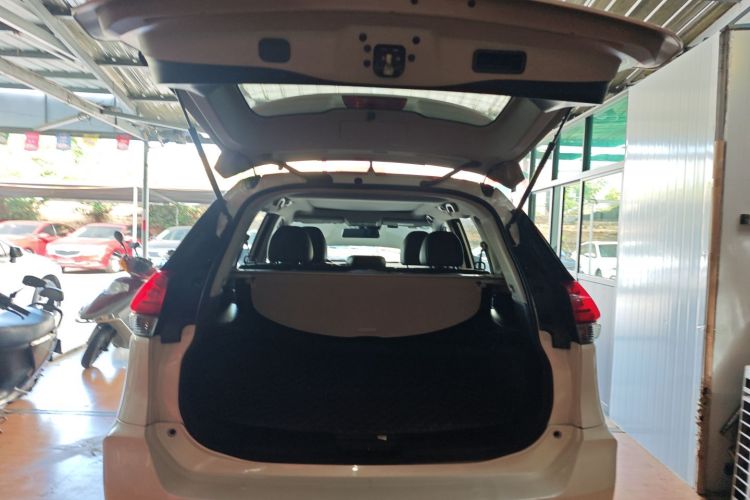 Nissan X-Trail 2019 immagine di auto #21