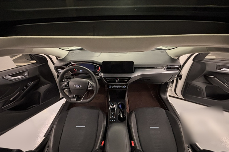 Ford Focus Active 2021 صورة سيارة #21