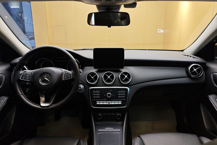 Mercedes-Benz GLA Class 2018 immagine di auto #21