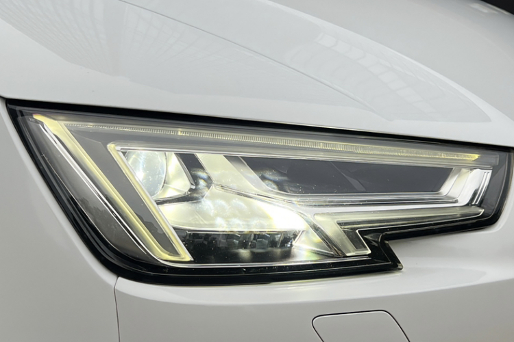 Audi A4 2019 car image #21