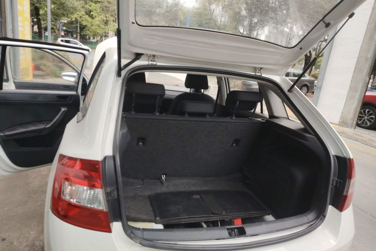 Skoda Rapid Spaceback 2016 car image #21