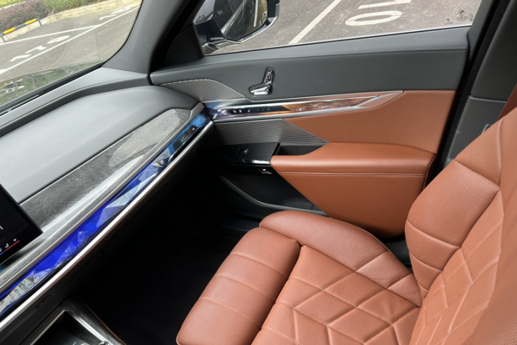 BMW i7 M70L 2024 car image #21